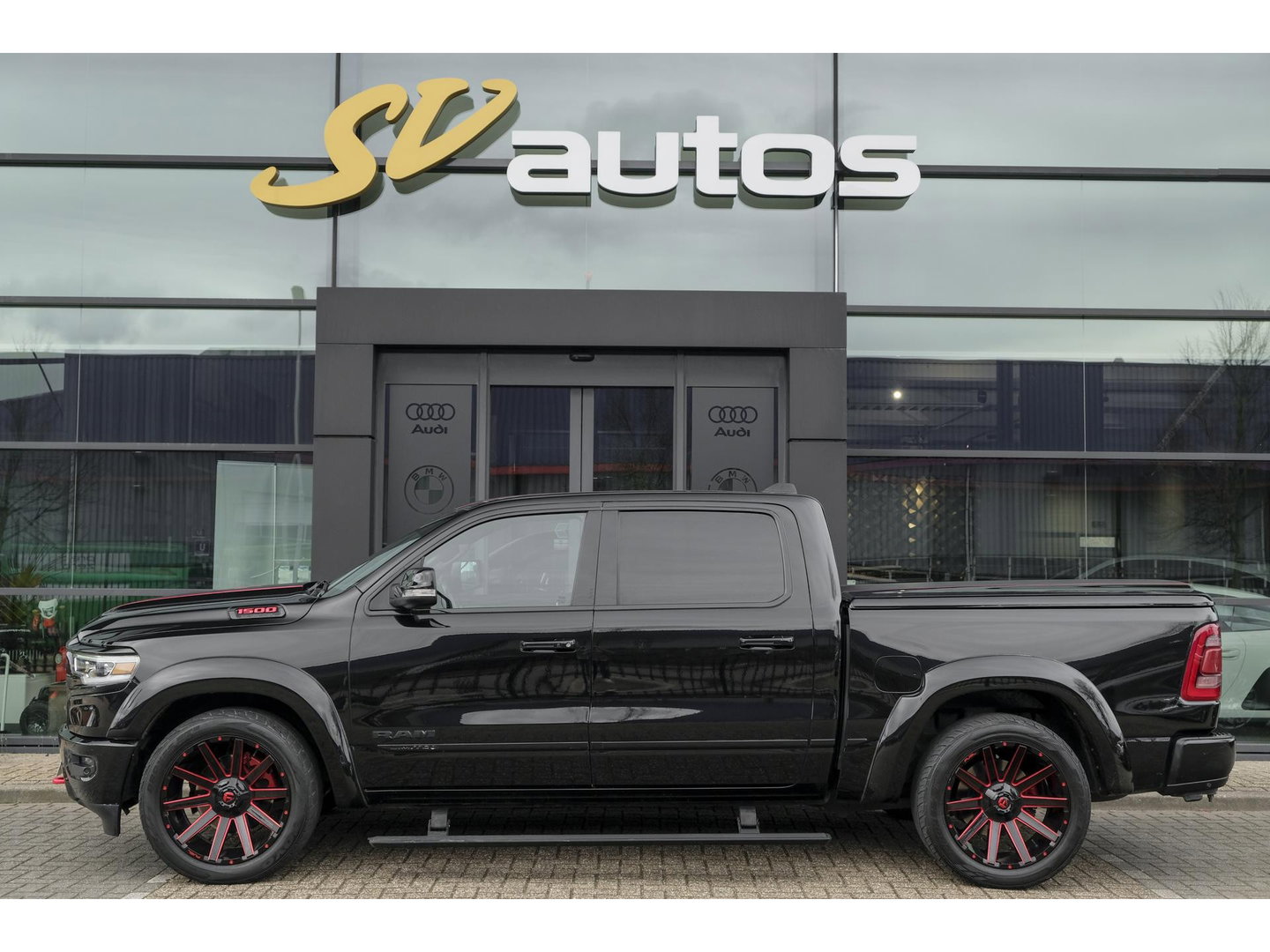 Dodge Ram 1500 5.7 V8 401pk 4x4 Limited LPG G3 Widebody Black&Red Luchtvering Trekhaak Head-up Harman/kardon Sidebars CUSTOM!!