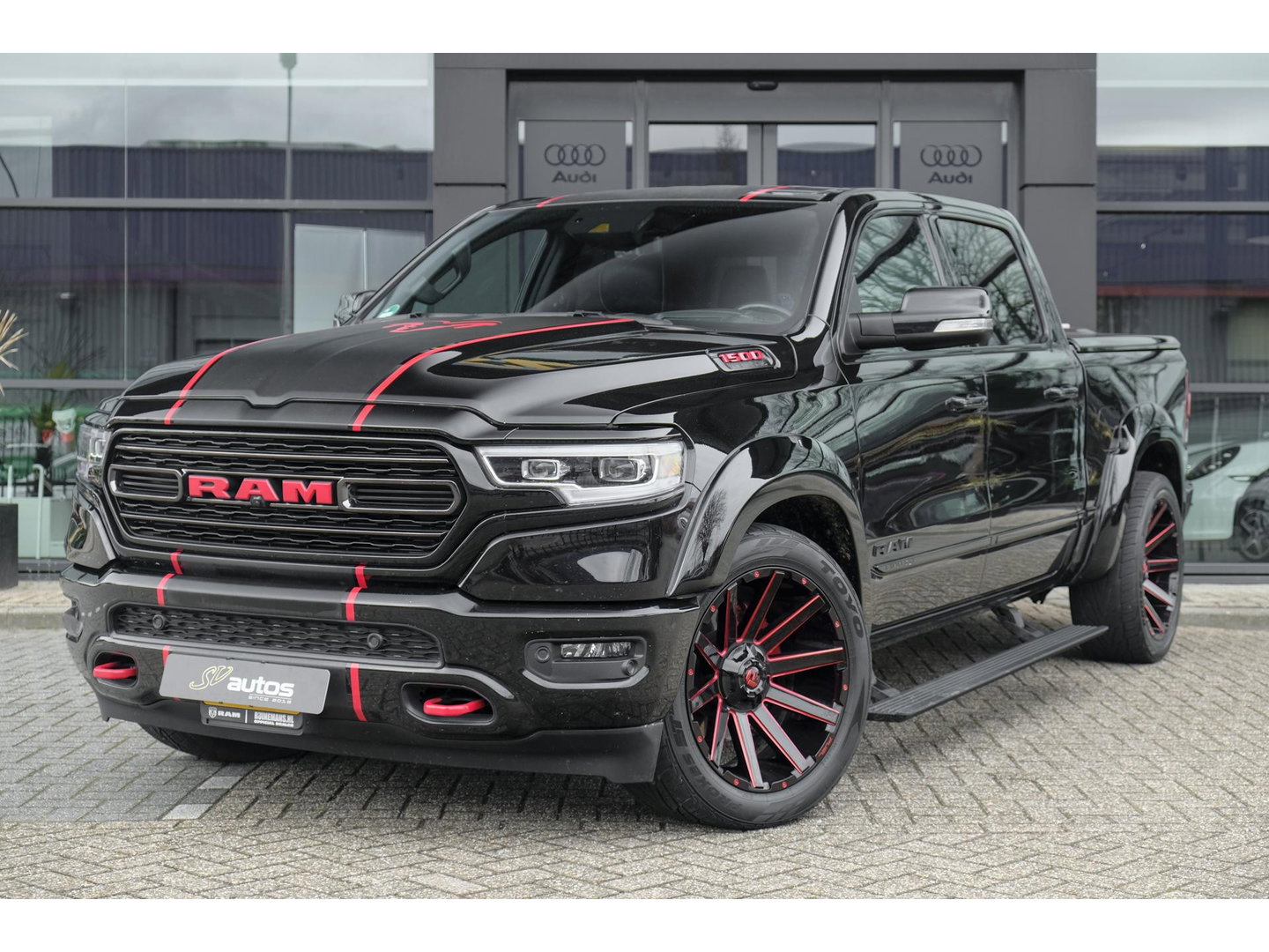 Dodge Ram 1500 5.7 V8 401pk 4x4 Limited LPG G3 Widebody Black&Red Luchtvering Trekhaak Head-up Harman/kardon Sidebars CUSTOM!!