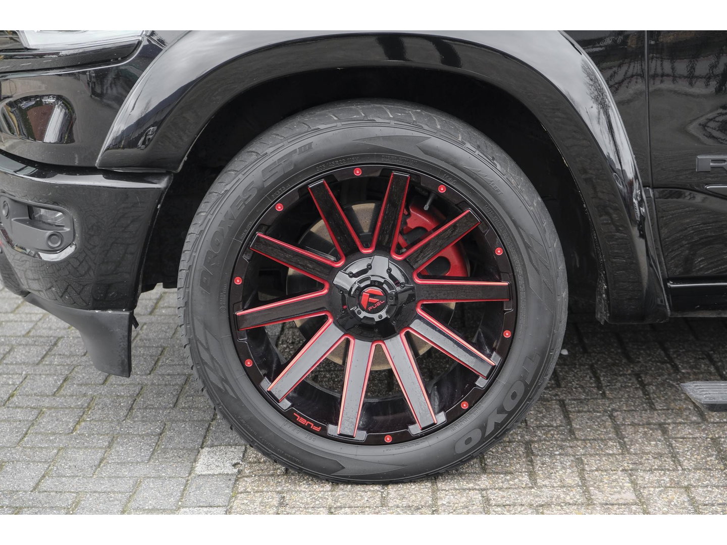 Dodge Ram 1500 5.7 V8 401pk 4x4 Limited LPG G3 Widebody Black&Red Luchtvering Trekhaak Head-up Harman/kardon Sidebars CUSTOM!!