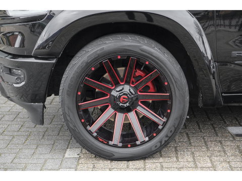 Dodge Ram 1500 5.7 V8 401pk 4x4 Limited LPG G3 Widebody Black&Red Luchtvering Trekhaak Head-up Harman/kardon Sidebars CUSTOM!!