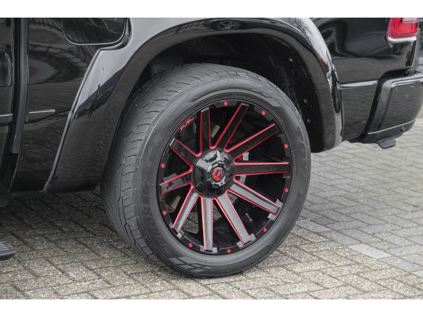 Dodge Ram 1500 5.7 V8 401pk 4x4 Limited LPG G3 Widebody Black&Red Luchtvering Trekhaak Head-up Harman/kardon Sidebars CUSTOM!!