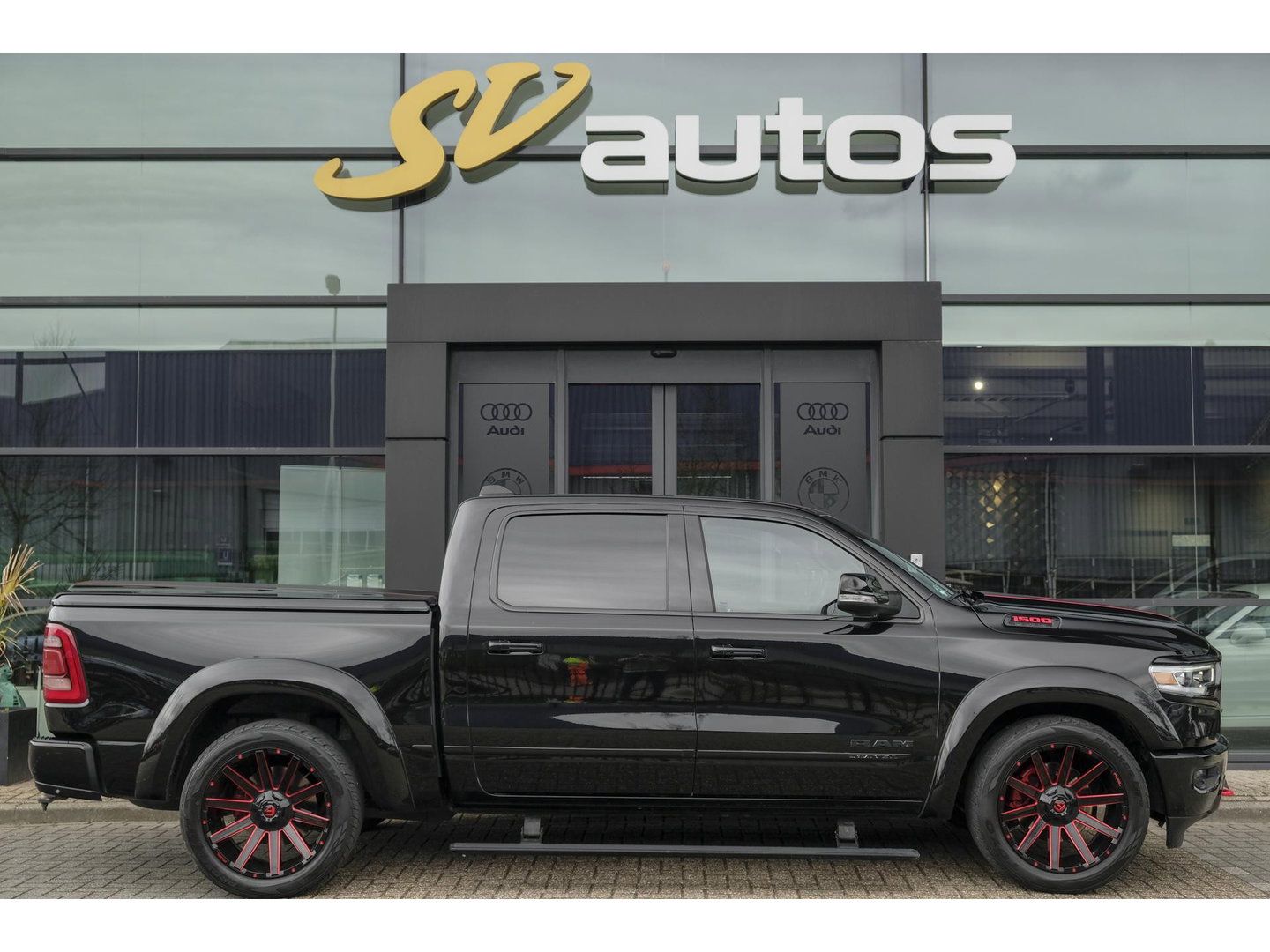 Dodge Ram 1500 5.7 V8 401pk 4x4 Limited LPG G3 Widebody Black&Red Luchtvering Trekhaak Head-up Harman/kardon Sidebars CUSTOM!!