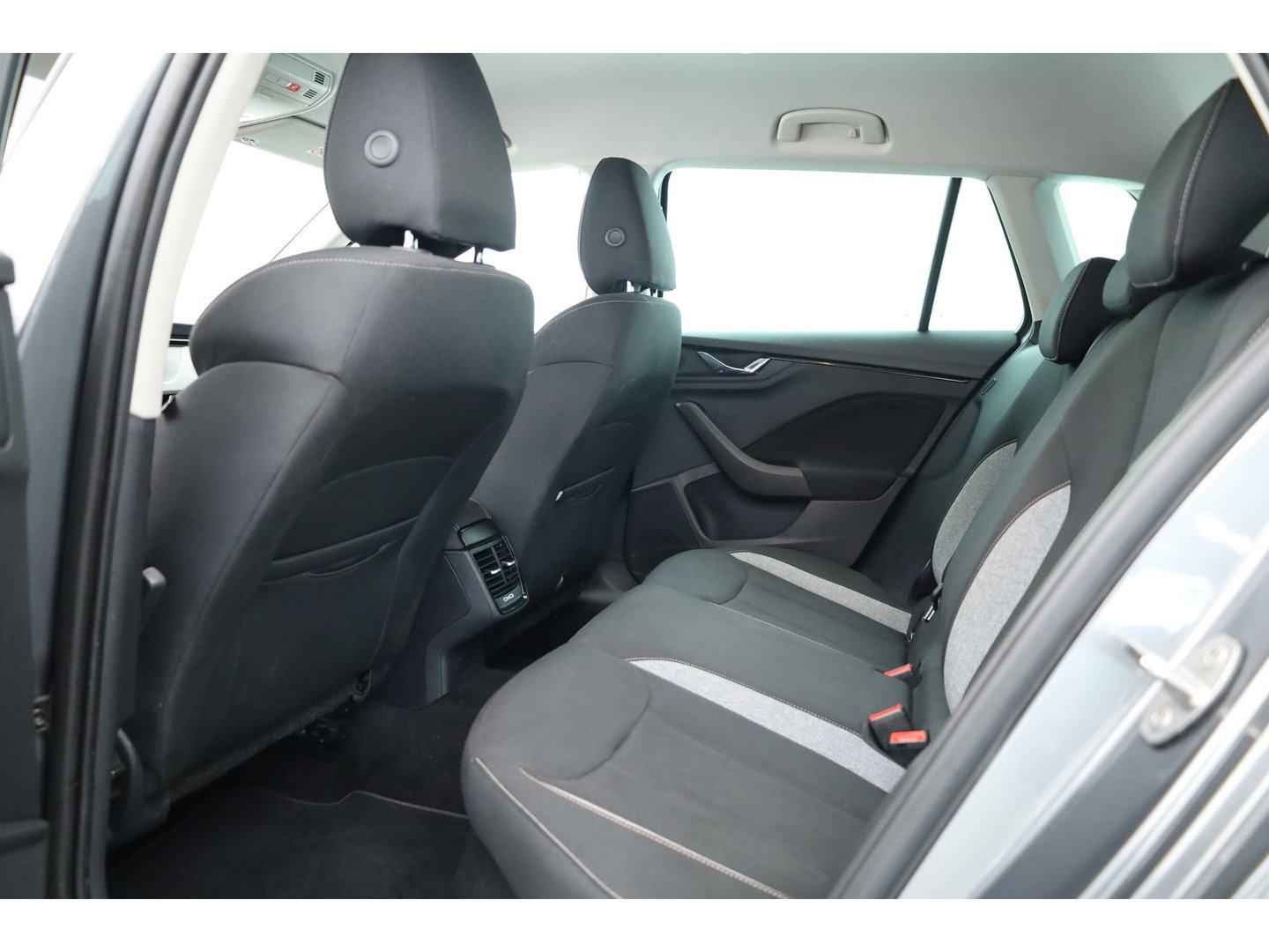 Škoda Kamiq 1.5 TSI ACT Sport 150pk | Digi. Cockpit | Camera | Stoelverw. | PDC | Apple CarPlay | All Seasons | 17'' | Cruise |