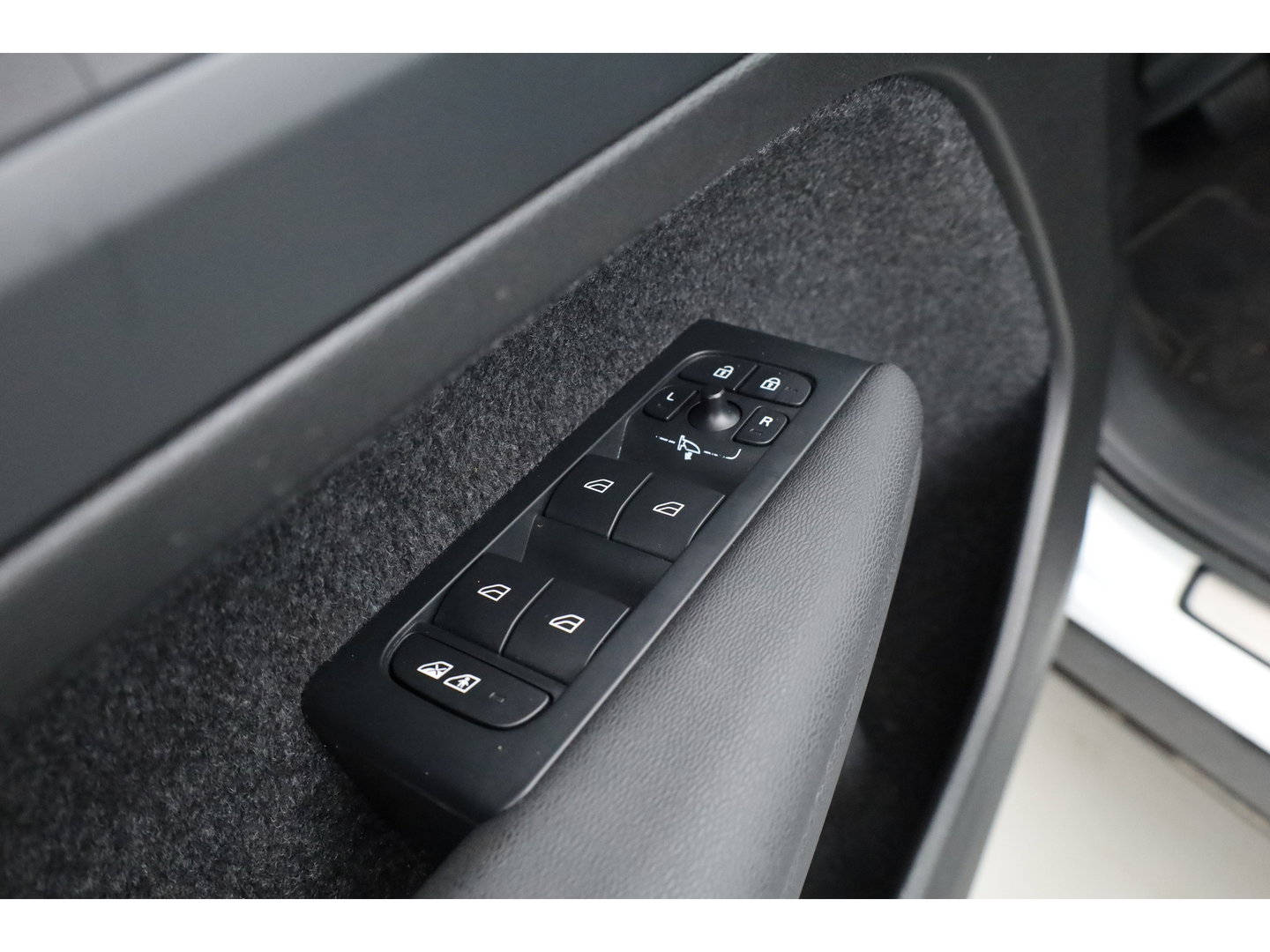 Volvo XC40 Single Motor Plus 69 kWh | Pano | Harman Kardon | 360cam | Apple CarPlay | Adapt. Cruise | Stoel- Stuurverw.