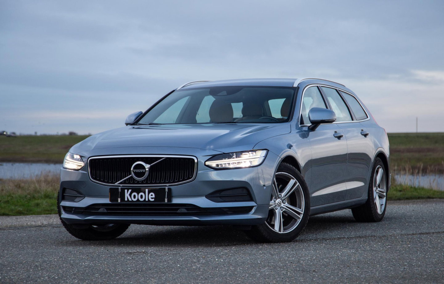 Volvo V90 2.0 T5 Momentum LEER / CARPLAY / ADAPTIVE CRUISE  / STOELVERWAMING / NAVI