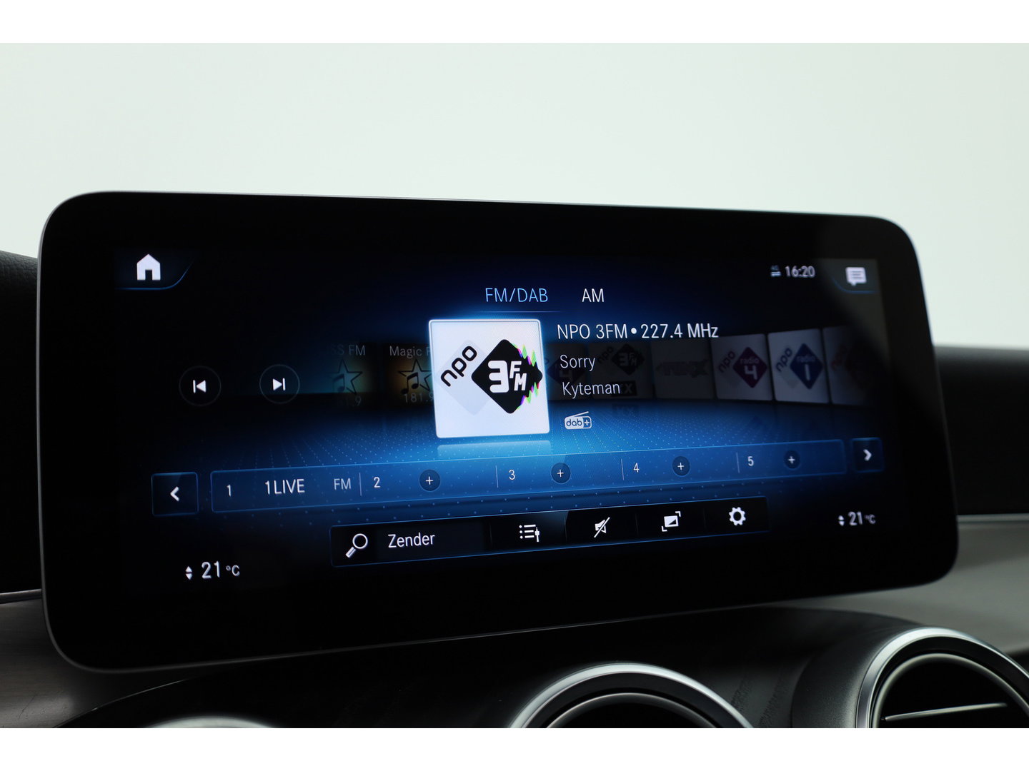 Mercedes-Benz GLC Coupé 300e 4MATIC Business Solution Luxury | Adapt. Cruise | Apple CarPlay & Android Auto | Pano | Trekhaak | Dodehoek | Stoelverw.