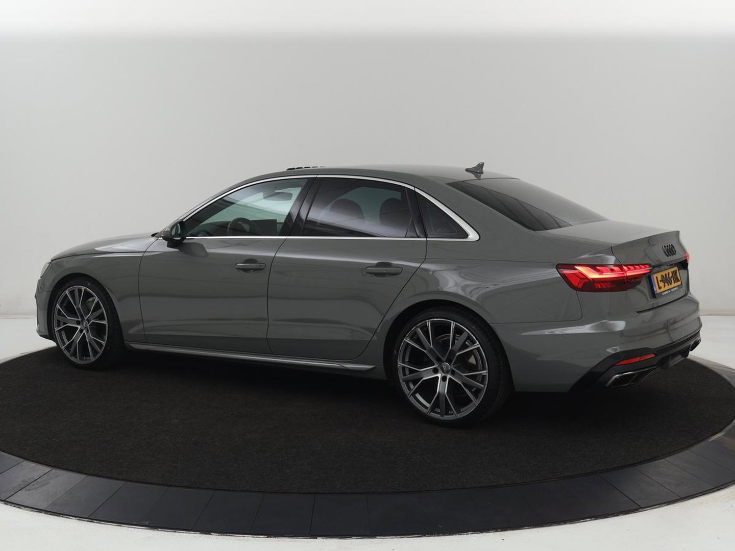 Audi A4 Limousine 35 TDI Launch edition Sport | Panoramadak | 360 Camera | Trekhaak | Adaptive Cruise | Carplay | Climate Control | LED