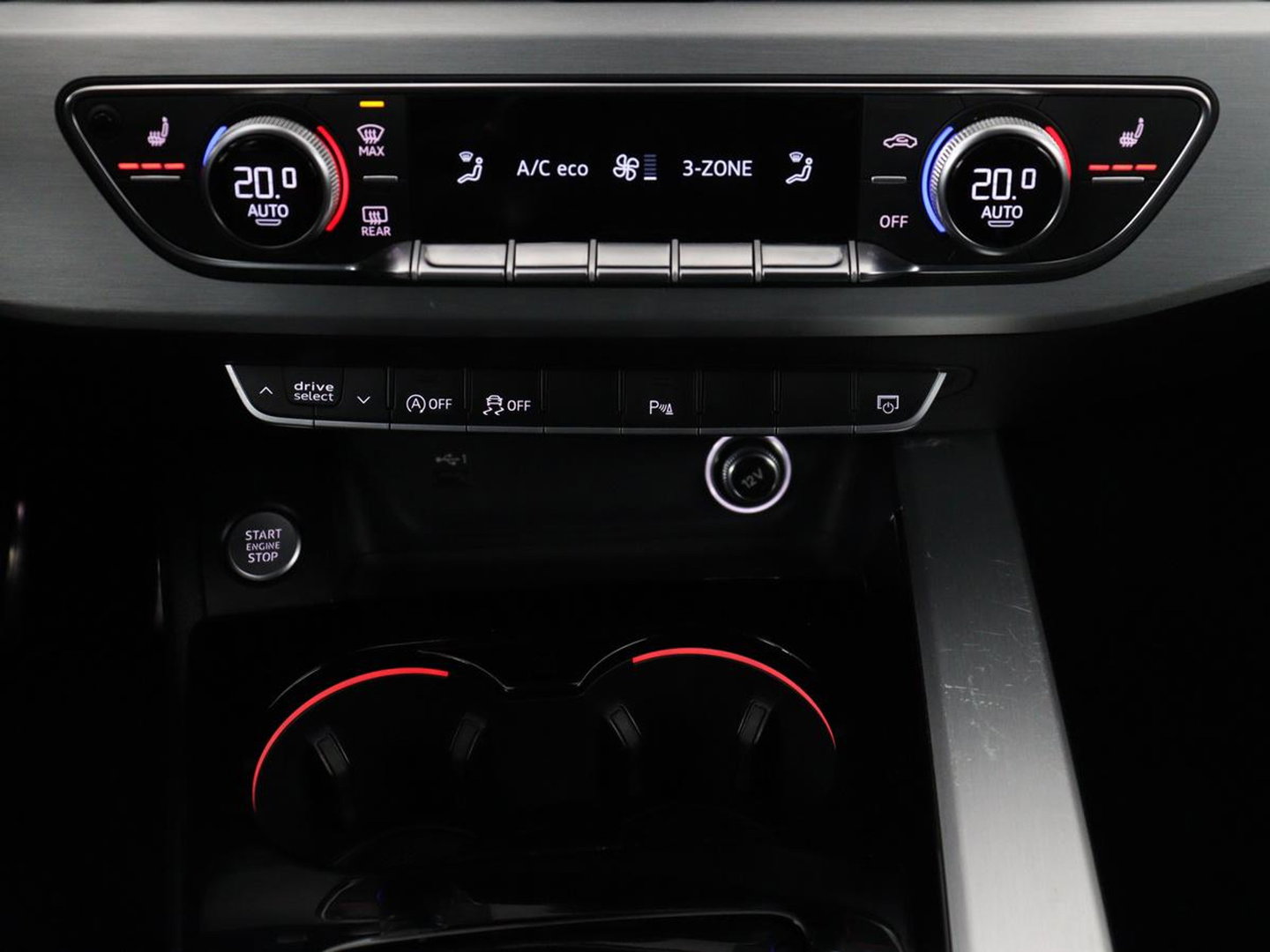 Audi A4 Limousine 35 TDI Launch edition Sport | Panoramadak | 360 Camera | Trekhaak | Adaptive Cruise | Carplay | Climate Control | LED