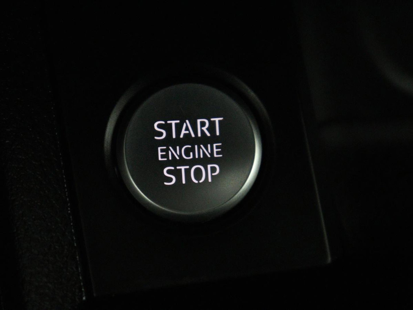 Audi A4 Limousine 35 TDI Launch edition Sport | Panoramadak | 360 Camera | Trekhaak | Adaptive Cruise | Carplay | Climate Control | LED