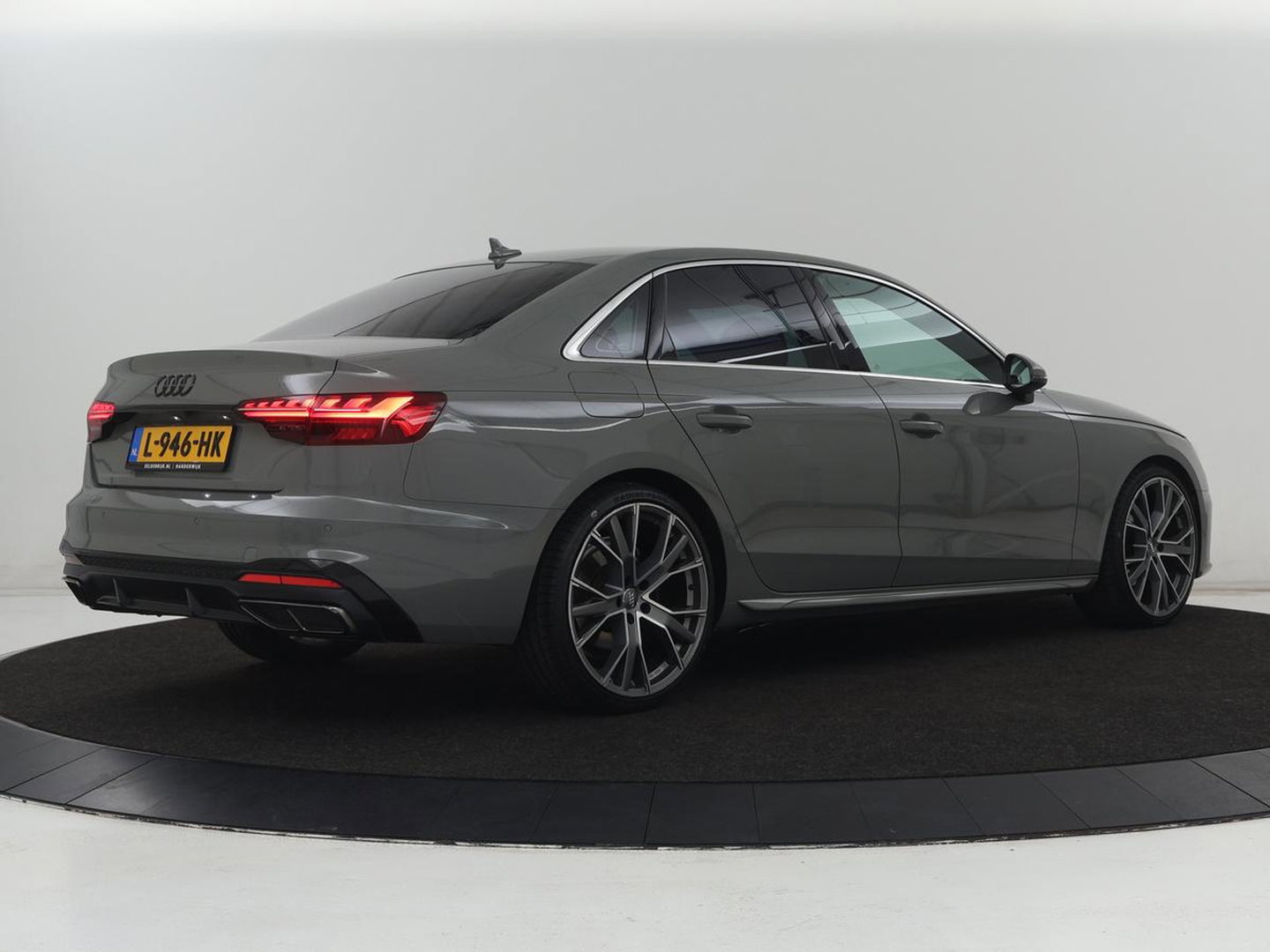 Audi A4 Limousine 35 TDI Launch edition Sport | Panoramadak | 360 Camera | Trekhaak | Adaptive Cruise | Carplay | Climate Control | LED