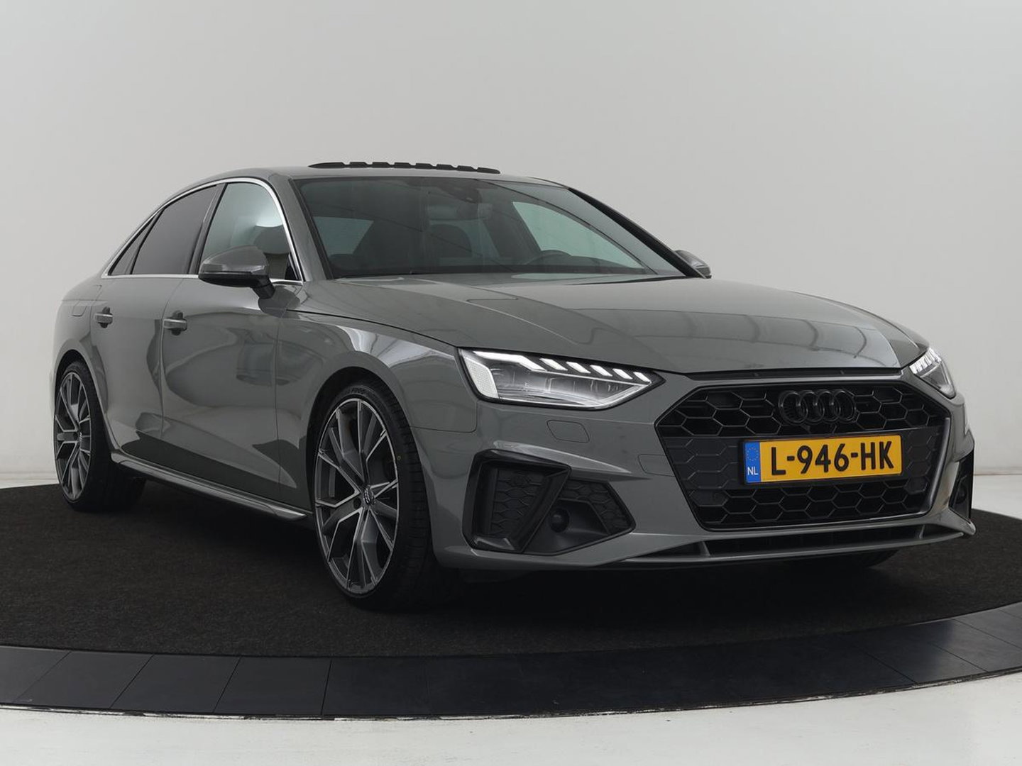 Audi A4 Limousine 35 TDI Launch edition Sport | Panoramadak | 360 Camera | Trekhaak | Adaptive Cruise | Carplay | Climate Control | LED