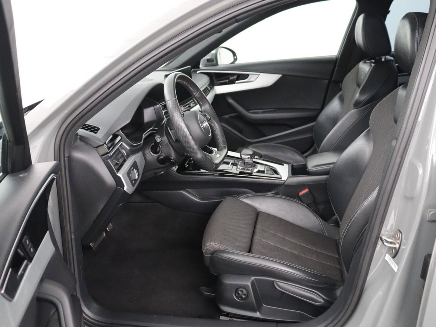 Audi A4 Limousine 35 TDI Launch edition Sport | Panoramadak | 360 Camera | Trekhaak | Adaptive Cruise | Carplay | Climate Control | LED