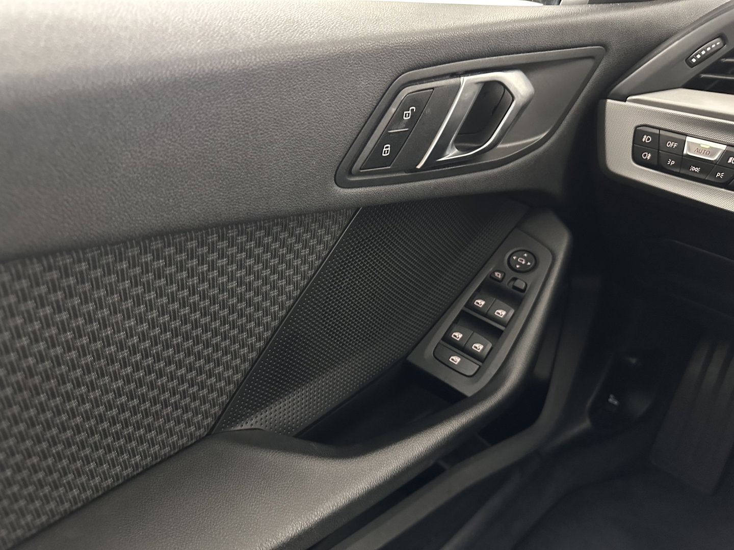 BMW 1-serie 116D EXECUTIVE EDITION *DIGI-COCKPIT | FULL-LED | NAVI-FULLMAP | AMBIENT-LIGHT | CRUISE | KEYLESS | PRIVACY-GLASS | ECC | PDC | 16"ALU*