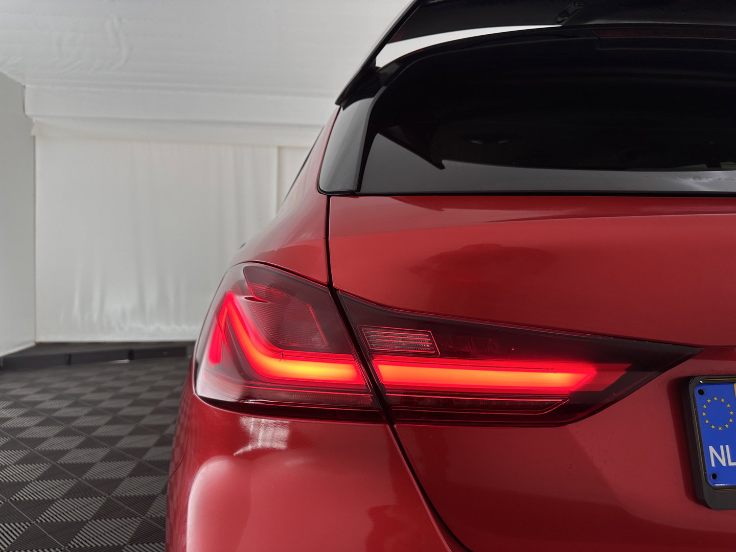 BMW 1-serie 116D EXECUTIVE EDITION *DIGI-COCKPIT | FULL-LED | NAVI-FULLMAP | AMBIENT-LIGHT | CRUISE | KEYLESS | PRIVACY-GLASS | ECC | PDC | 16"ALU*