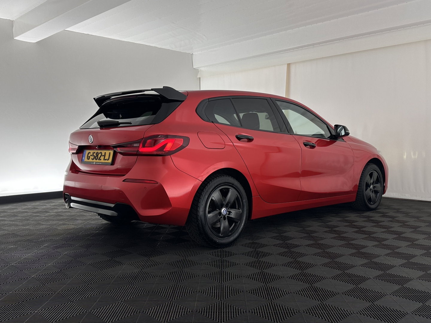 BMW 1-serie 116D EXECUTIVE EDITION *DIGI-COCKPIT | FULL-LED | NAVI-FULLMAP | AMBIENT-LIGHT | CRUISE | KEYLESS | PRIVACY-GLASS | ECC | PDC | 16"ALU*