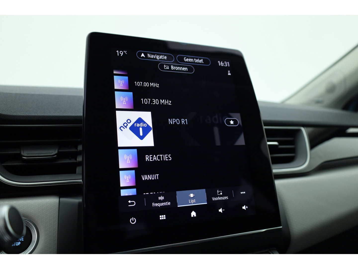 Renault Captur 1.6 E-Tech Plug-in Hybrid 160 Intens | Trekhaak | All Season | Camera | Stoelverw. | Bose Audio | NAV + CarPlay | Cruise Ctrl.