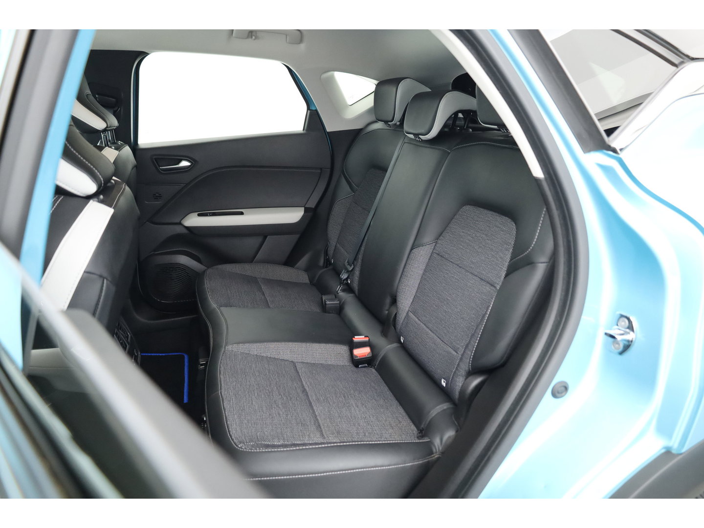 Renault Captur 1.6 E-Tech Plug-in Hybrid 160 Intens | Trekhaak | All Season | Camera | Stoelverw. | Bose Audio | NAV + CarPlay | Cruise Ctrl.