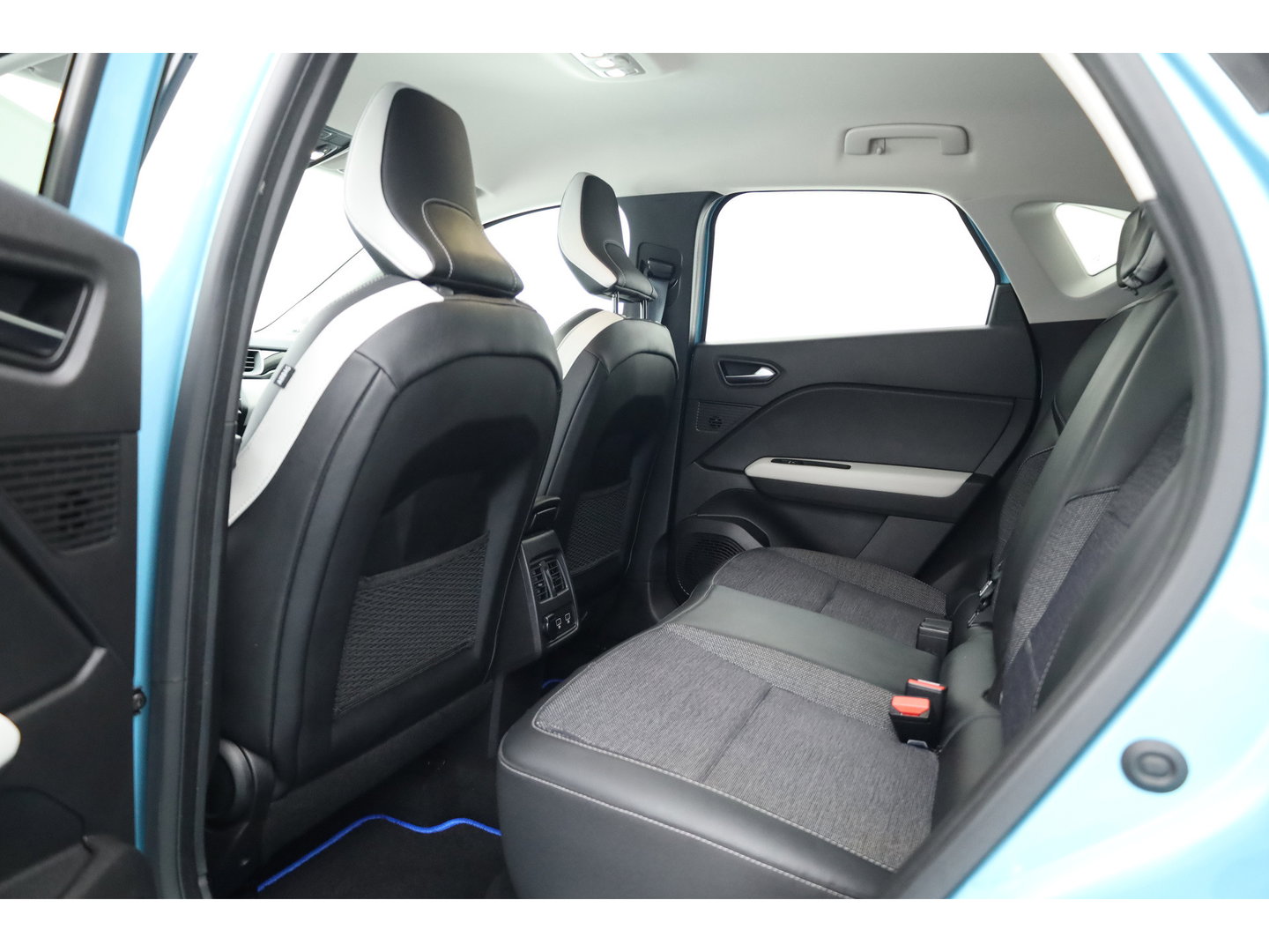 Renault Captur 1.6 E-Tech Plug-in Hybrid 160 Intens | Trekhaak | All Season | Camera | Stoelverw. | Bose Audio | NAV + CarPlay | Cruise Ctrl.