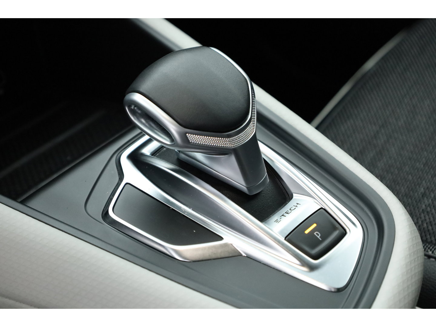 Renault Captur 1.6 E-Tech Plug-in Hybrid 160 Intens | Trekhaak | All Season | Camera | Stoelverw. | Bose Audio | NAV + CarPlay | Cruise Ctrl.