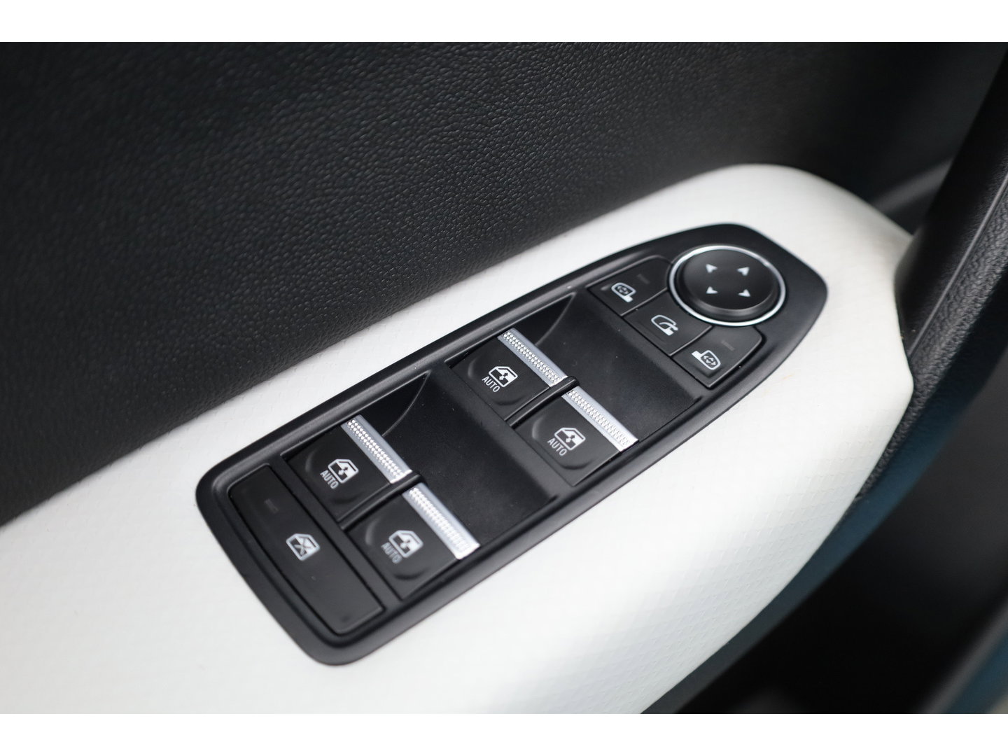 Renault Captur 1.6 E-Tech Plug-in Hybrid 160 Intens | Trekhaak | All Season | Camera | Stoelverw. | Bose Audio | NAV + CarPlay | Cruise Ctrl.