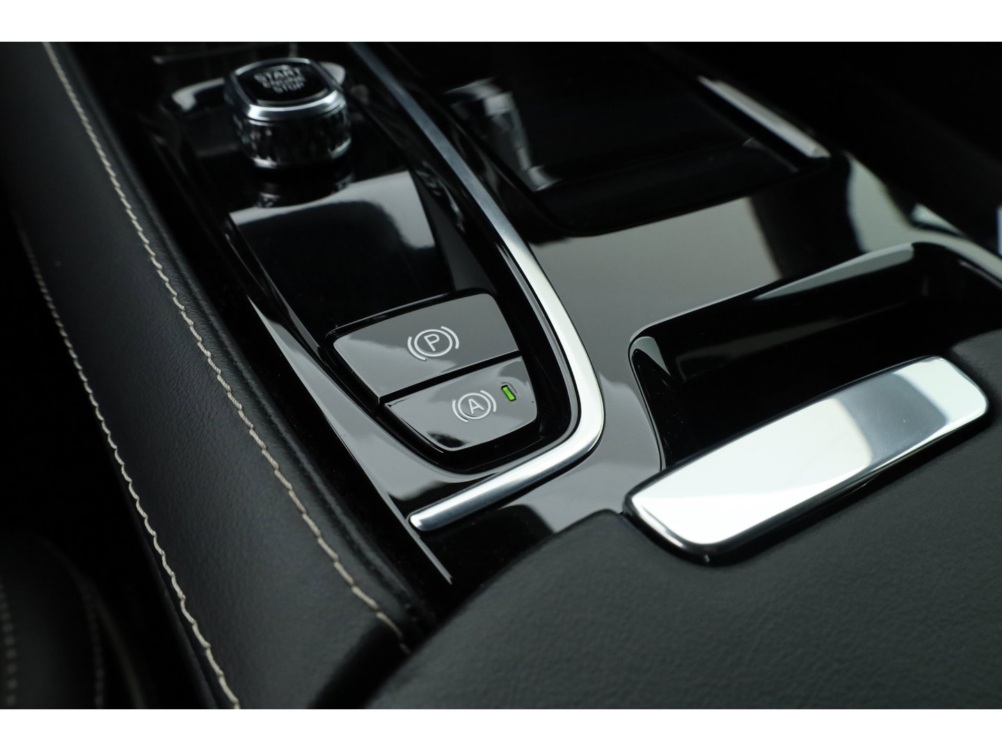 Volvo V60 2.0 T6 Recharge AWD R-Design | Trekhaak | SOH 99,1 | Mem stoelen | camera| Stoel & Stuur verw. |