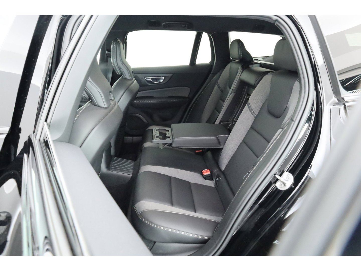 Volvo V60 2.0 T6 Recharge AWD R-Design | Trekhaak | SOH 99,1 | Mem stoelen | camera| Stoel & Stuur verw. |