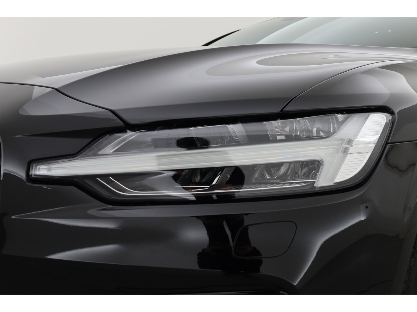 Volvo V60 2.0 T6 Recharge AWD R-Design | Trekhaak | SOH 99,1 | Mem stoelen | camera| Stoel & Stuur verw. |