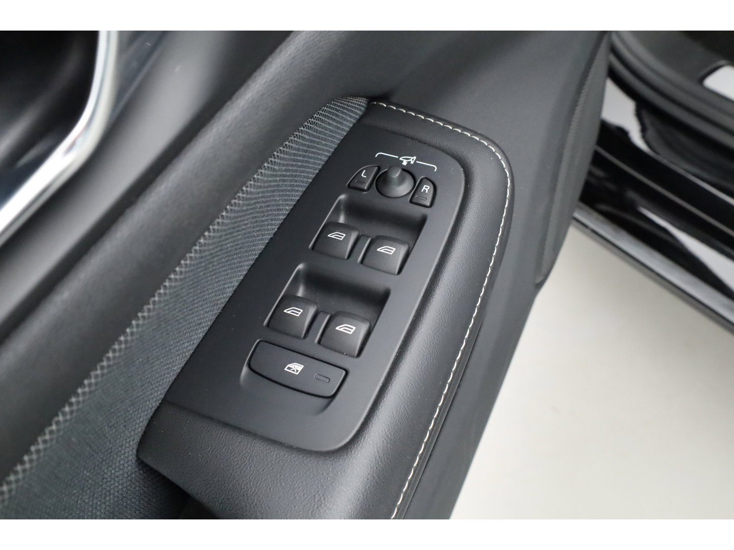 Volvo V60 2.0 T6 Recharge AWD R-Design | Trekhaak | SOH 99,1 | Mem stoelen | camera| Stoel & Stuur verw. |