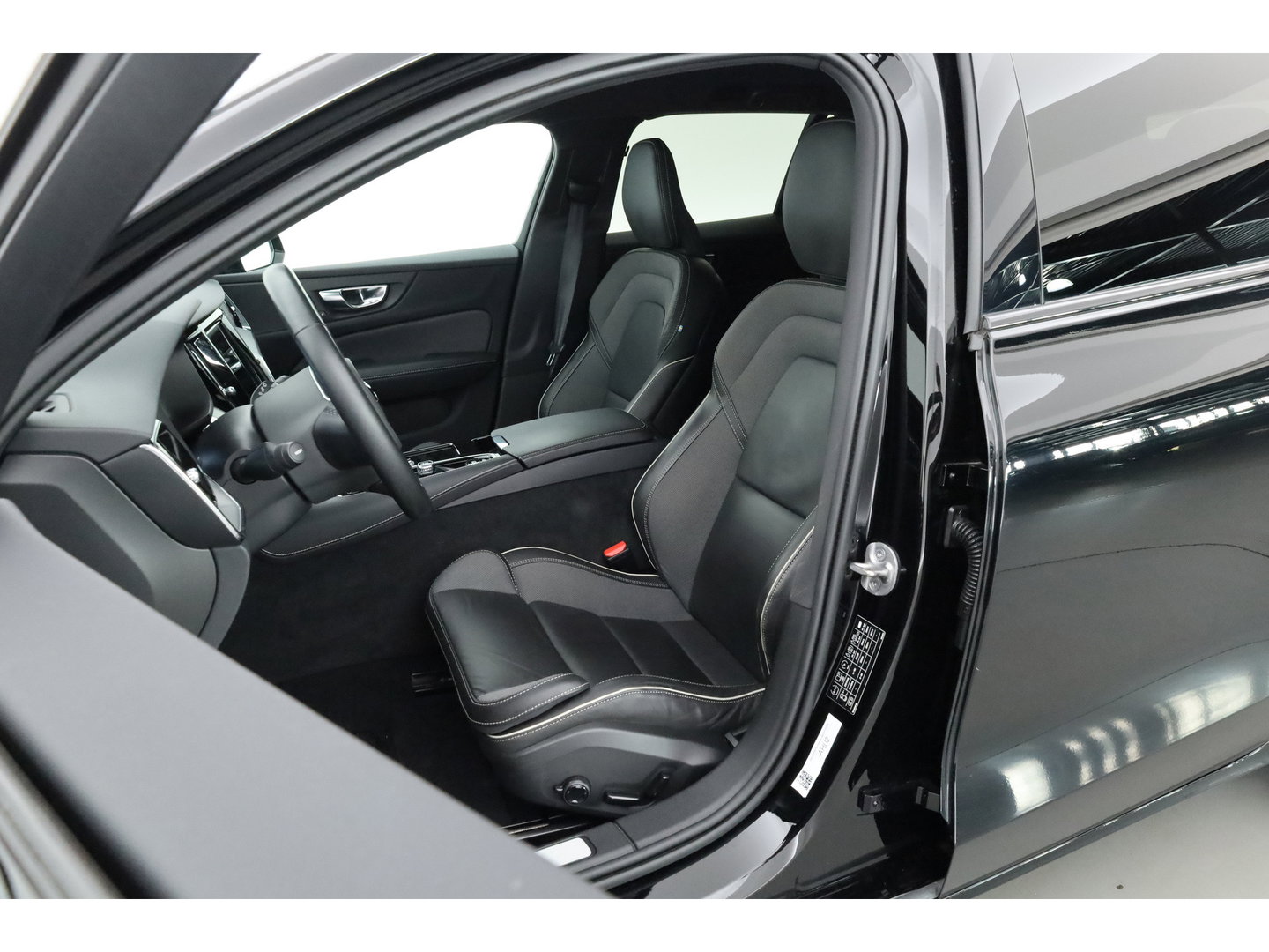 Volvo V60 2.0 T6 Recharge AWD R-Design | Trekhaak | SOH 99,1 | Mem stoelen | camera| Stoel & Stuur verw. |