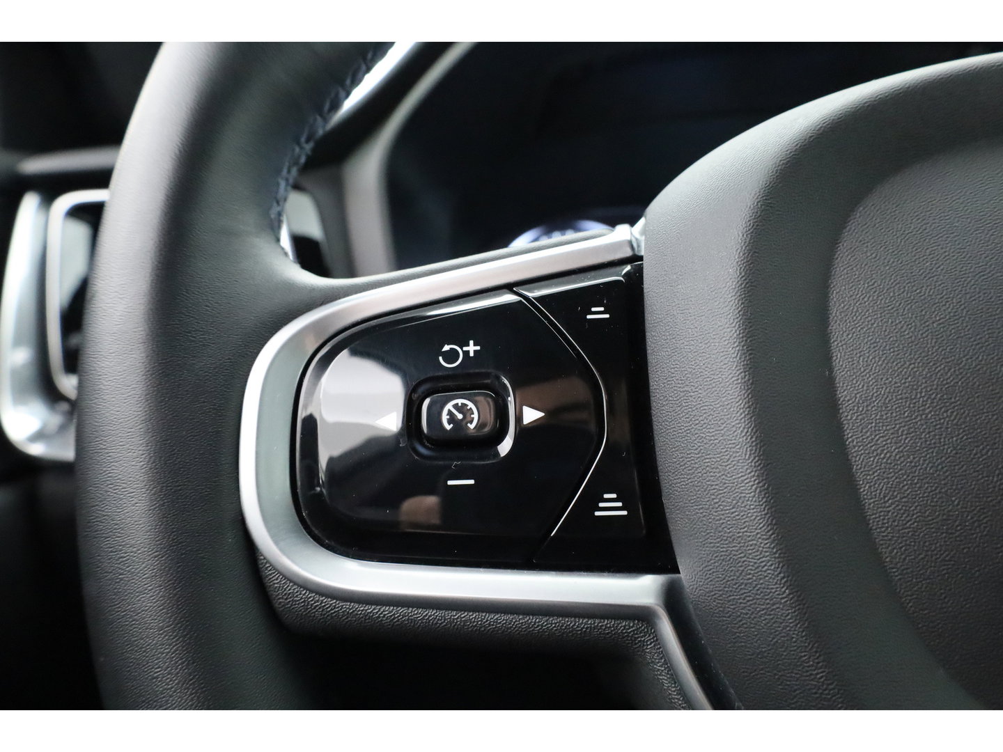 Volvo V60 2.0 T6 Recharge AWD R-Design | Trekhaak | SOH 99,1 | Mem stoelen | camera| Stoel & Stuur verw. |