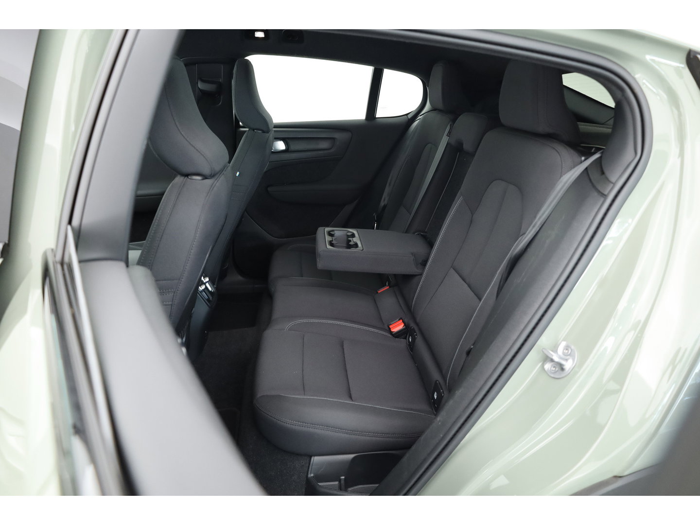 Volvo C40 Single Motor Core 69 kWh | 438 Km | Trekhaak | Google | Stoel + stuurverw. | Warmtepomp |