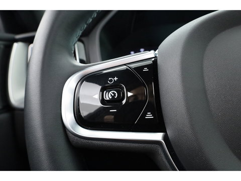 Volvo XC60 2.0 T6 Plug-in hybrid AWD Plus Dark | Trekhaak | Pano | Blis | ACC | 360 Camera | H&K Audio | Mem Stoelen |