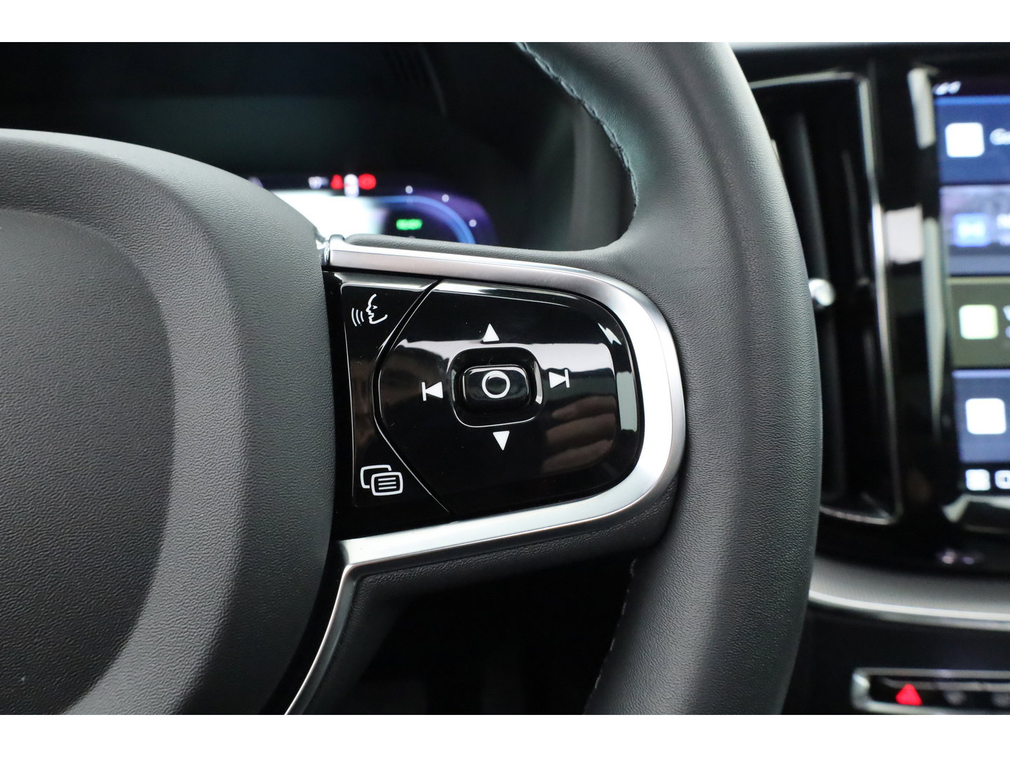Volvo XC60 2.0 T6 Plug-in hybrid AWD Plus Dark | Trekhaak | Pano | Blis | ACC | 360 Camera | H&K Audio | Mem Stoelen |