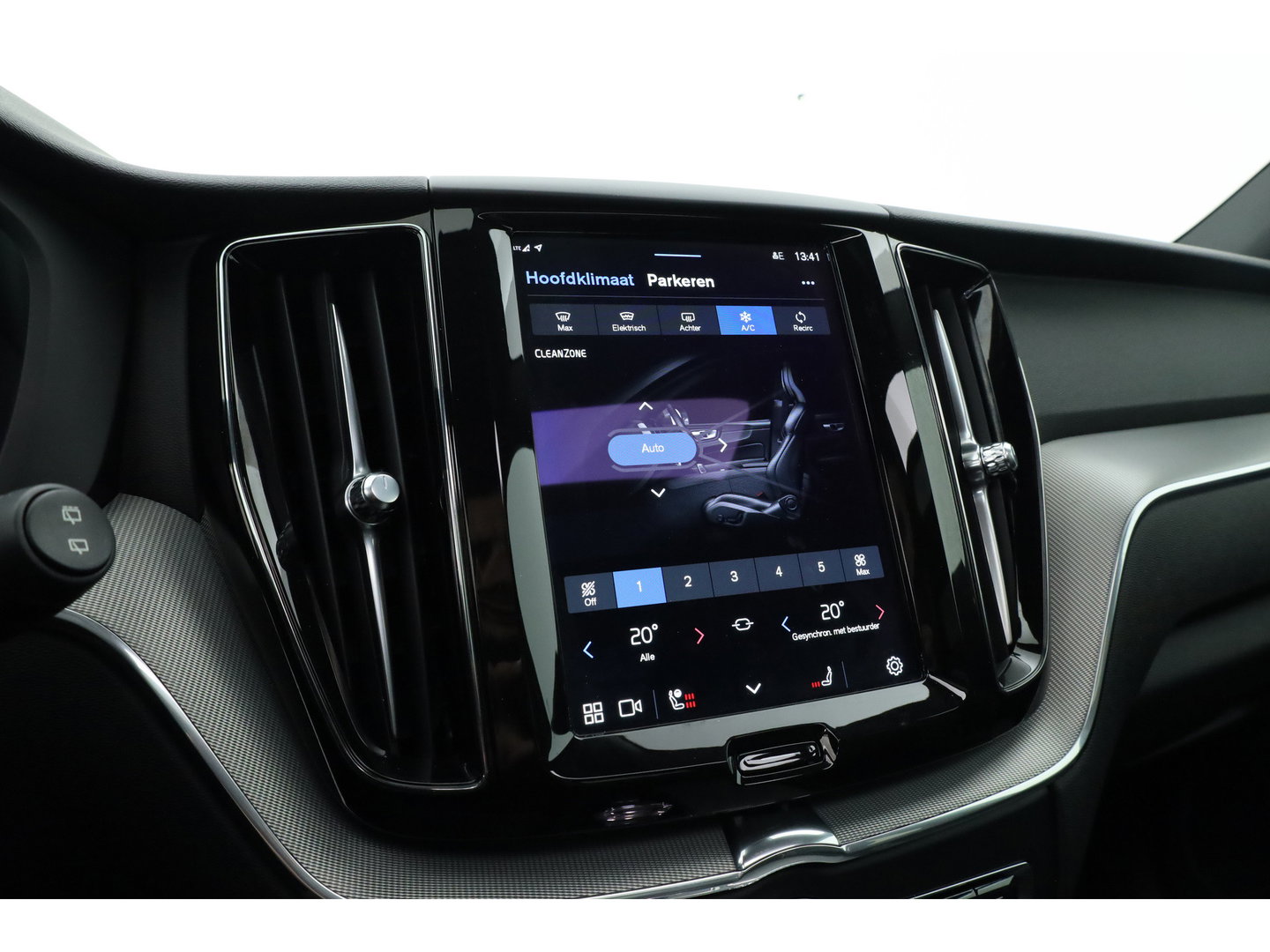 Volvo XC60 2.0 T6 Plug-in hybrid AWD Plus Dark | Trekhaak | Pano | Blis | ACC | 360 Camera | H&K Audio | Mem Stoelen |