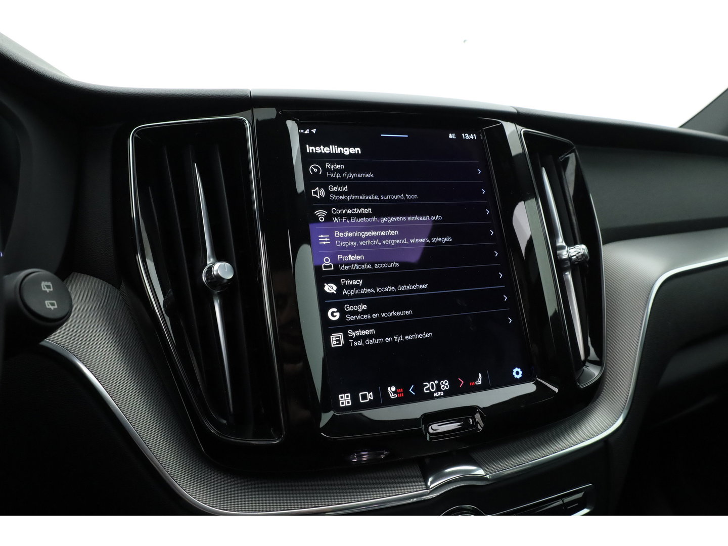 Volvo XC60 2.0 T6 Plug-in hybrid AWD Plus Dark | Trekhaak | Pano | Blis | ACC | 360 Camera | H&K Audio | Mem Stoelen |