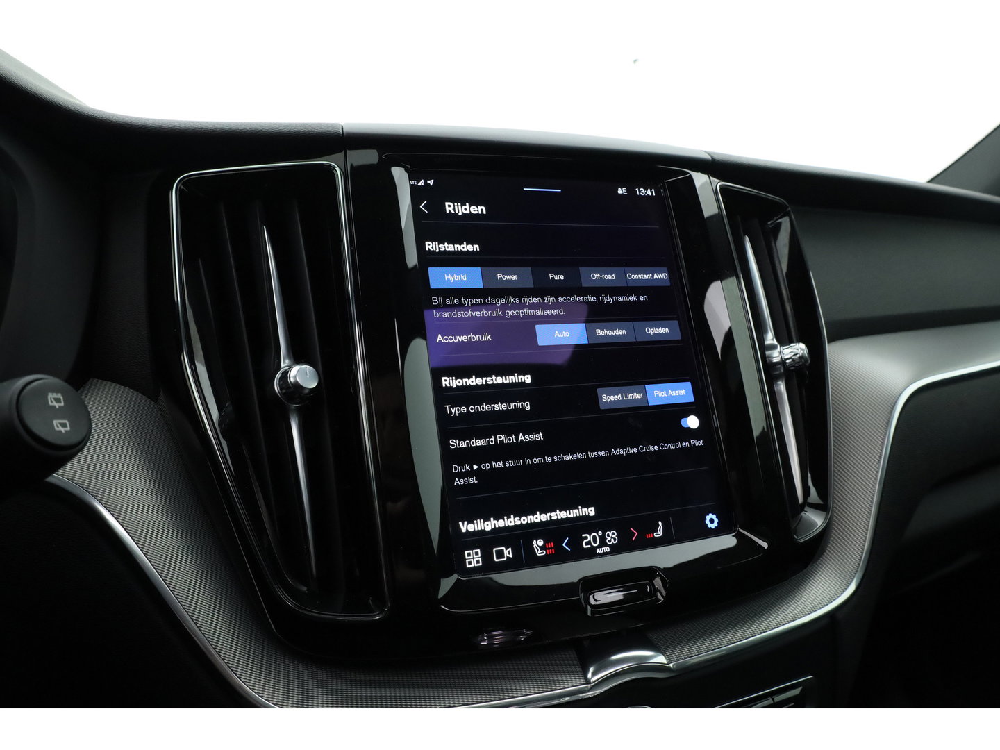 Volvo XC60 2.0 T6 Plug-in hybrid AWD Plus Dark | Trekhaak | Pano | Blis | ACC | 360 Camera | H&K Audio | Mem Stoelen |