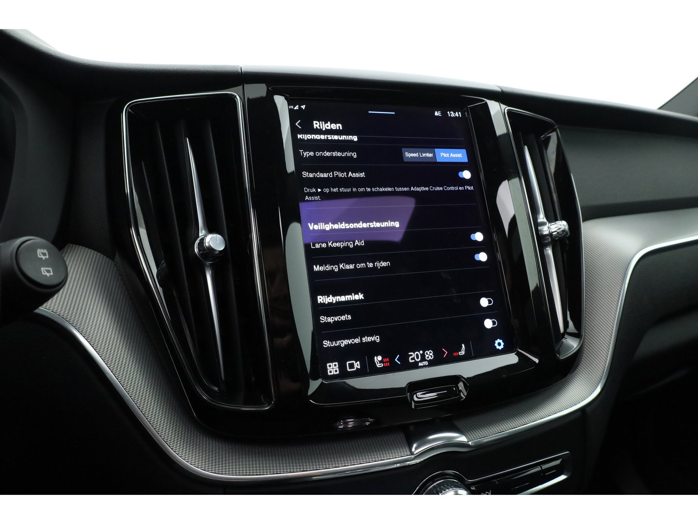 Volvo XC60 2.0 T6 Plug-in hybrid AWD Plus Dark | Trekhaak | Pano | Blis | ACC | 360 Camera | H&K Audio | Mem Stoelen |