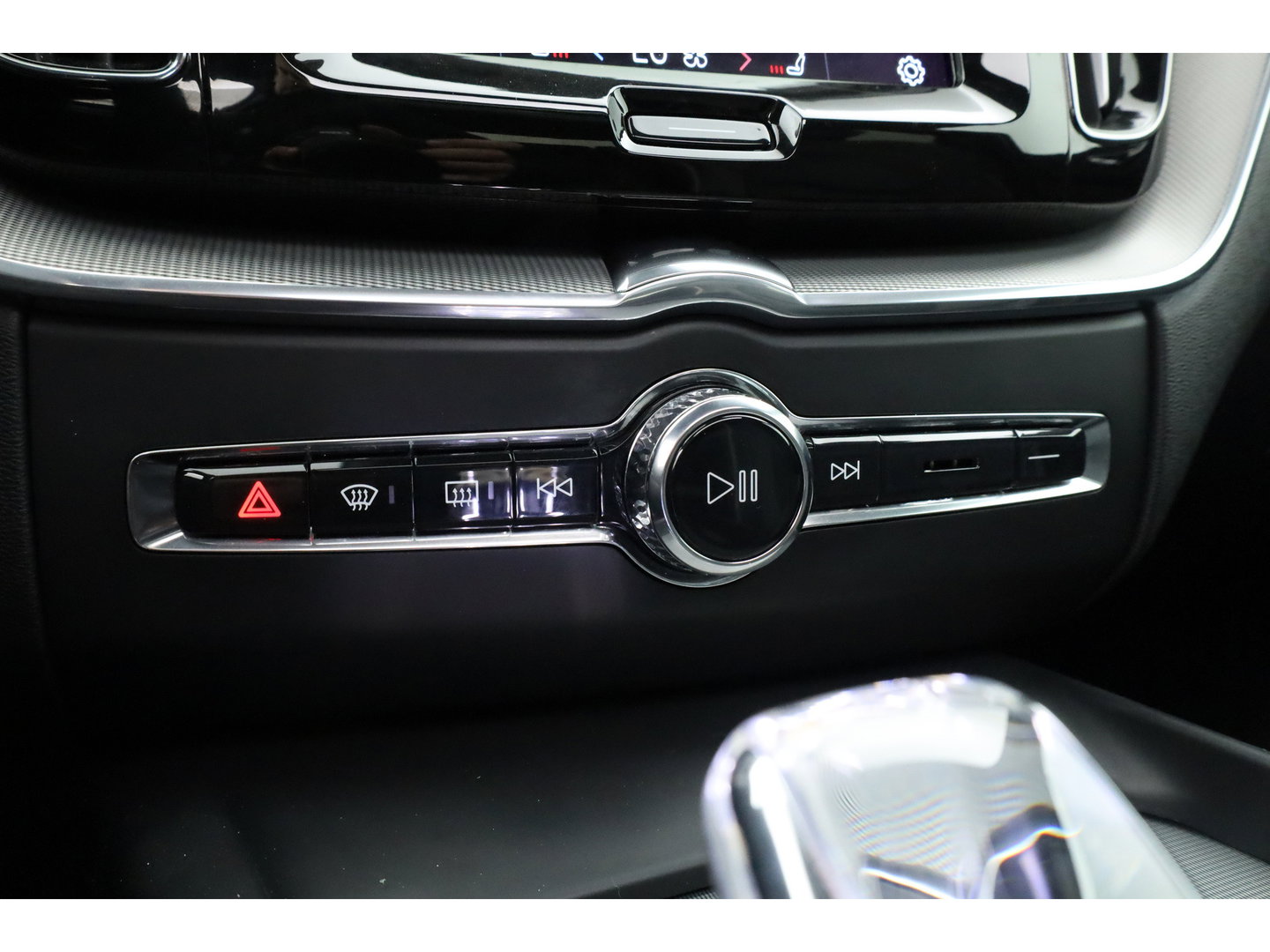 Volvo XC60 2.0 T6 Plug-in hybrid AWD Plus Dark | Trekhaak | Pano | Blis | ACC | 360 Camera | H&K Audio | Mem Stoelen |