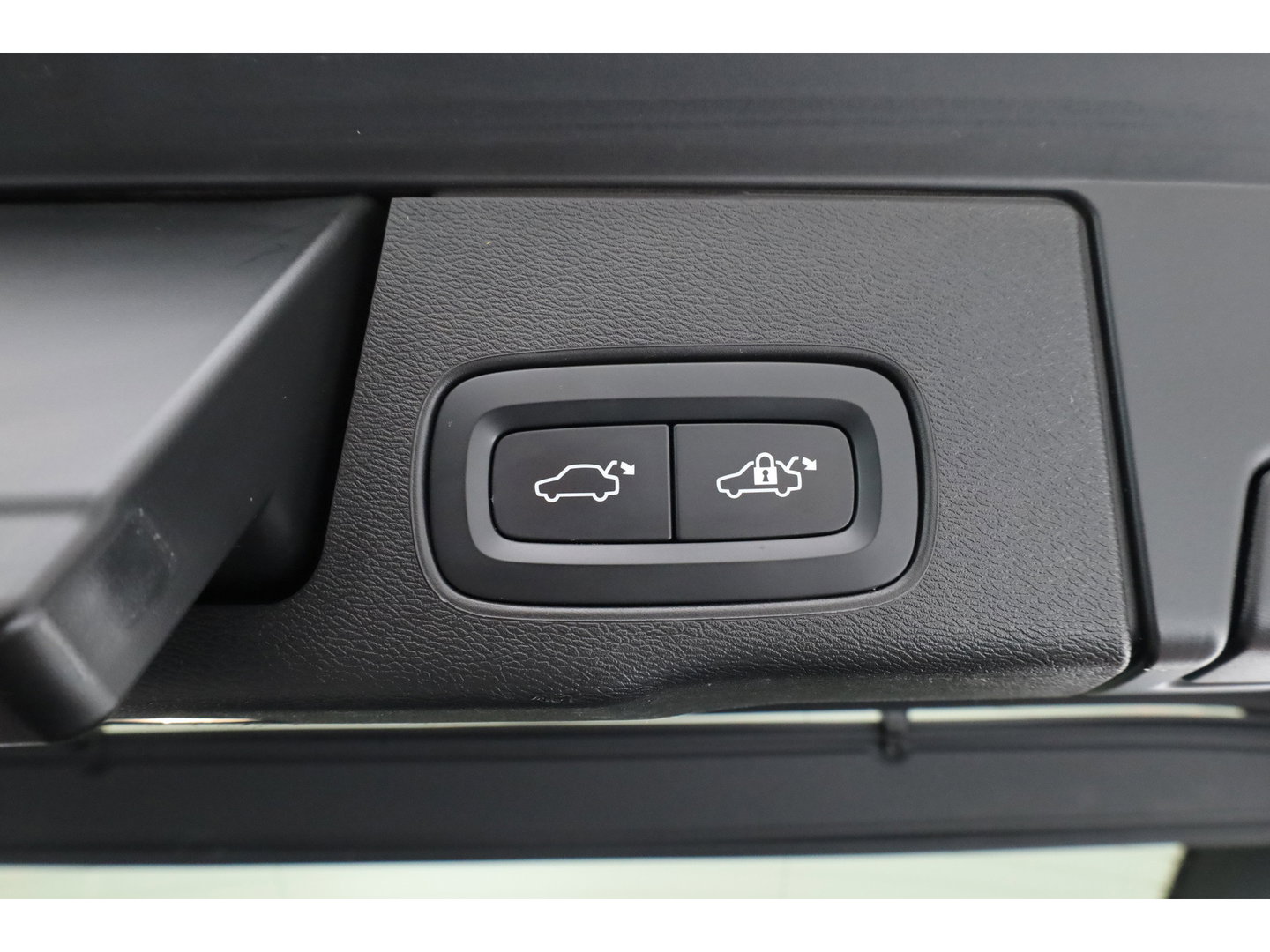 Volvo XC60 2.0 T6 Plug-in hybrid AWD Plus Dark | Trekhaak | Pano | Blis | ACC | 360 Camera | H&K Audio | Mem Stoelen |