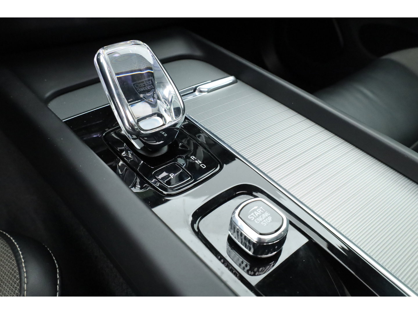 Volvo XC60 2.0 T6 Plug-in hybrid AWD Plus Dark | Trekhaak | Pano | Blis | ACC | 360 Camera | H&K Audio | Mem Stoelen |