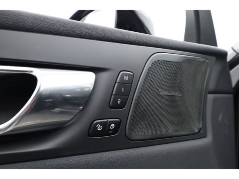 Volvo XC60 2.0 T6 Plug-in hybrid AWD Plus Dark | Trekhaak | Pano | Blis | ACC | 360 Camera | H&K Audio | Mem Stoelen |
