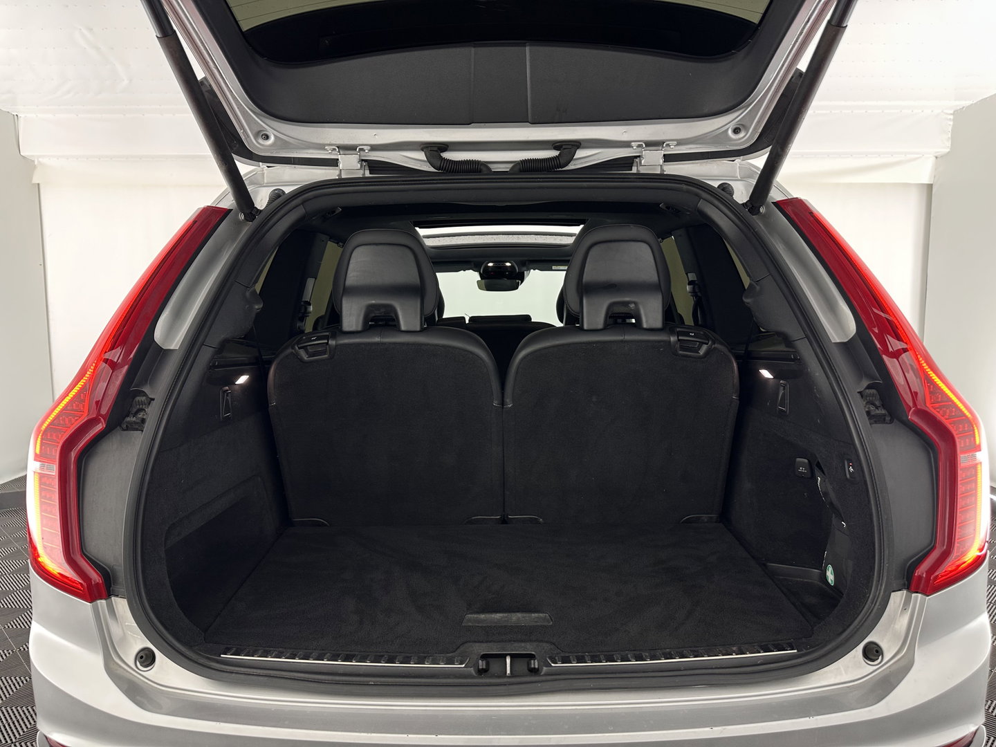 Volvo XC90 2.0 B5 AWD Inscription Intro Edition R-Design [ 7-Pers. ] Aut. *PANO | LEATHER-ALCANTARA | FULL-LED | MEMORY-PACK | BOWERS&WILKINS | BLINDSPOT | KEYLESS | DIGI-COCKPIT | NAVI-FULLMAP | PRIVACY-GLASS | HEATED-SPORTSEATS | 20''ALU | TOWBAR*