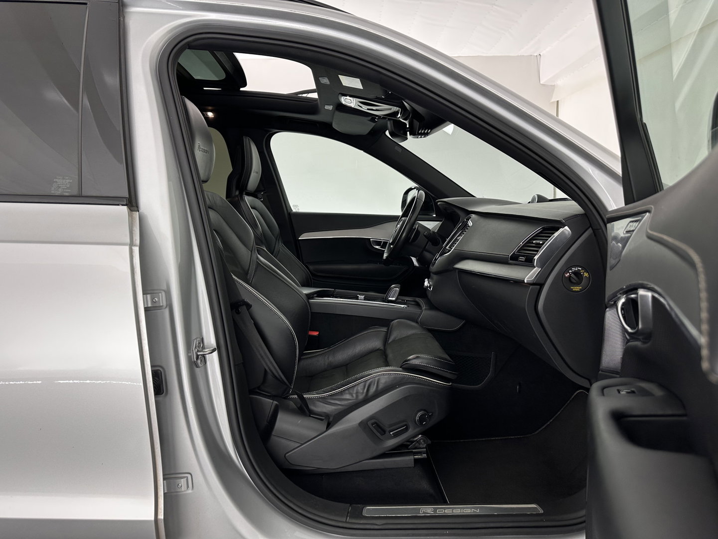 Volvo XC90 2.0 B5 AWD Inscription Intro Edition R-Design [ 7-Pers. ] Aut. *PANO | LEATHER-ALCANTARA | FULL-LED | MEMORY-PACK | BOWERS&WILKINS | BLINDSPOT | KEYLESS | DIGI-COCKPIT | NAVI-FULLMAP | PRIVACY-GLASS | HEATED-SPORTSEATS | 20''ALU | TOWBAR*