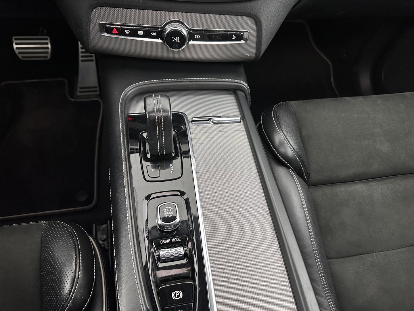 Volvo XC90 2.0 B5 AWD Inscription Intro Edition R-Design [ 7-Pers. ] Aut. *PANO | LEATHER-ALCANTARA | FULL-LED | MEMORY-PACK | BOWERS&WILKINS | BLINDSPOT | KEYLESS | DIGI-COCKPIT | NAVI-FULLMAP | PRIVACY-GLASS | HEATED-SPORTSEATS | 20''ALU | TOWBAR*