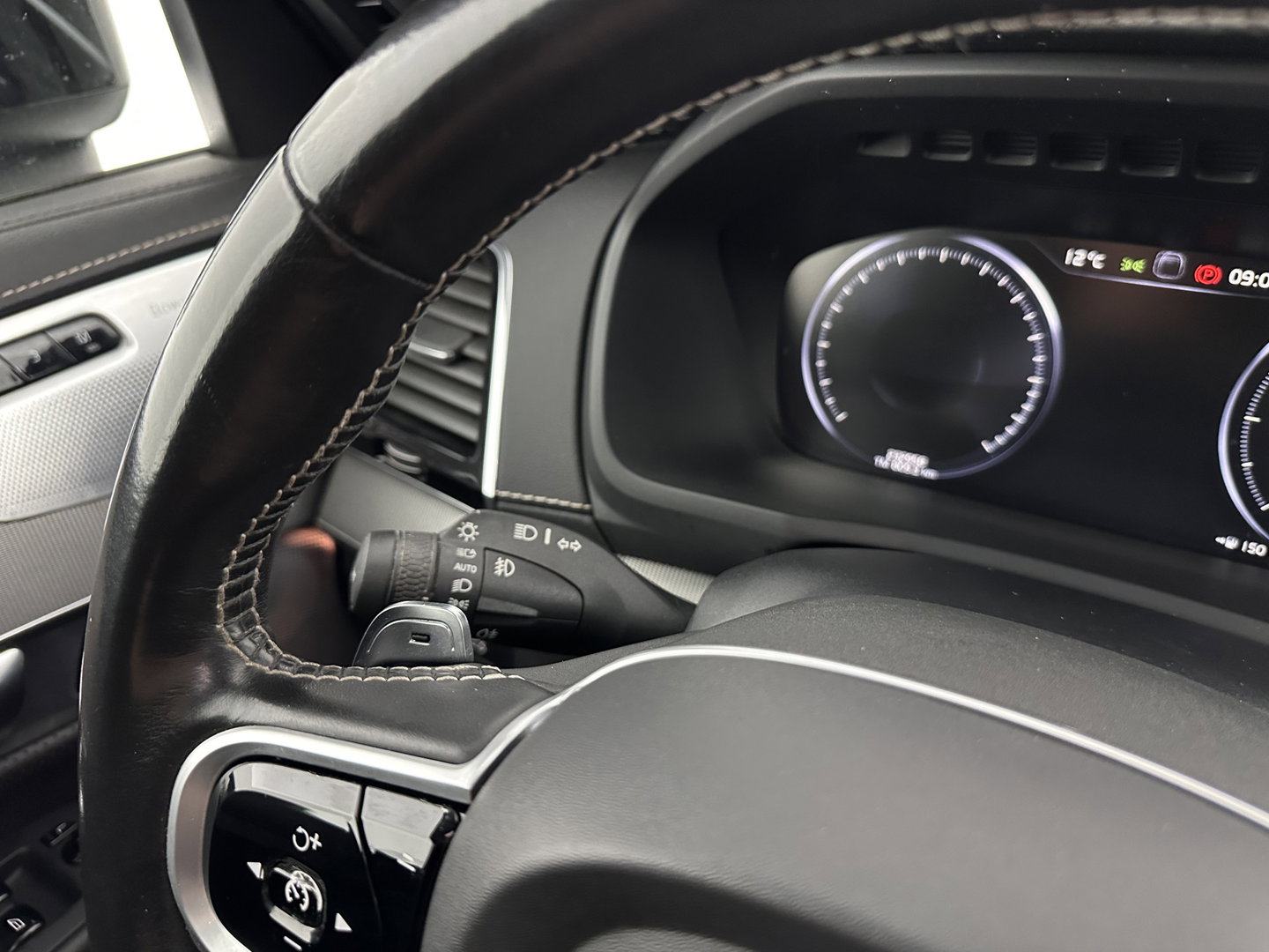 Volvo XC90 2.0 B5 AWD Inscription Intro Edition R-Design [ 7-Pers. ] Aut. *PANO | LEATHER-ALCANTARA | FULL-LED | MEMORY-PACK | BOWERS&WILKINS | BLINDSPOT | KEYLESS | DIGI-COCKPIT | NAVI-FULLMAP | PRIVACY-GLASS | HEATED-SPORTSEATS | 20''ALU | TOWBAR*