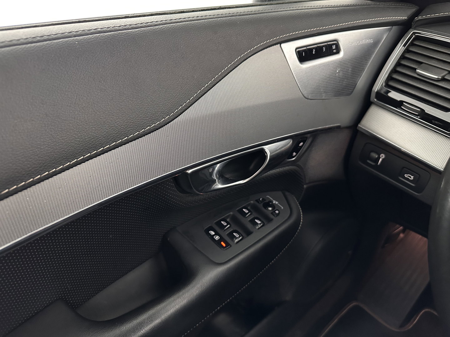 Volvo XC90 2.0 B5 AWD Inscription Intro Edition R-Design [ 7-Pers. ] Aut. *PANO | LEATHER-ALCANTARA | FULL-LED | MEMORY-PACK | BOWERS&WILKINS | BLINDSPOT | KEYLESS | DIGI-COCKPIT | NAVI-FULLMAP | PRIVACY-GLASS | HEATED-SPORTSEATS | 20''ALU | TOWBAR*