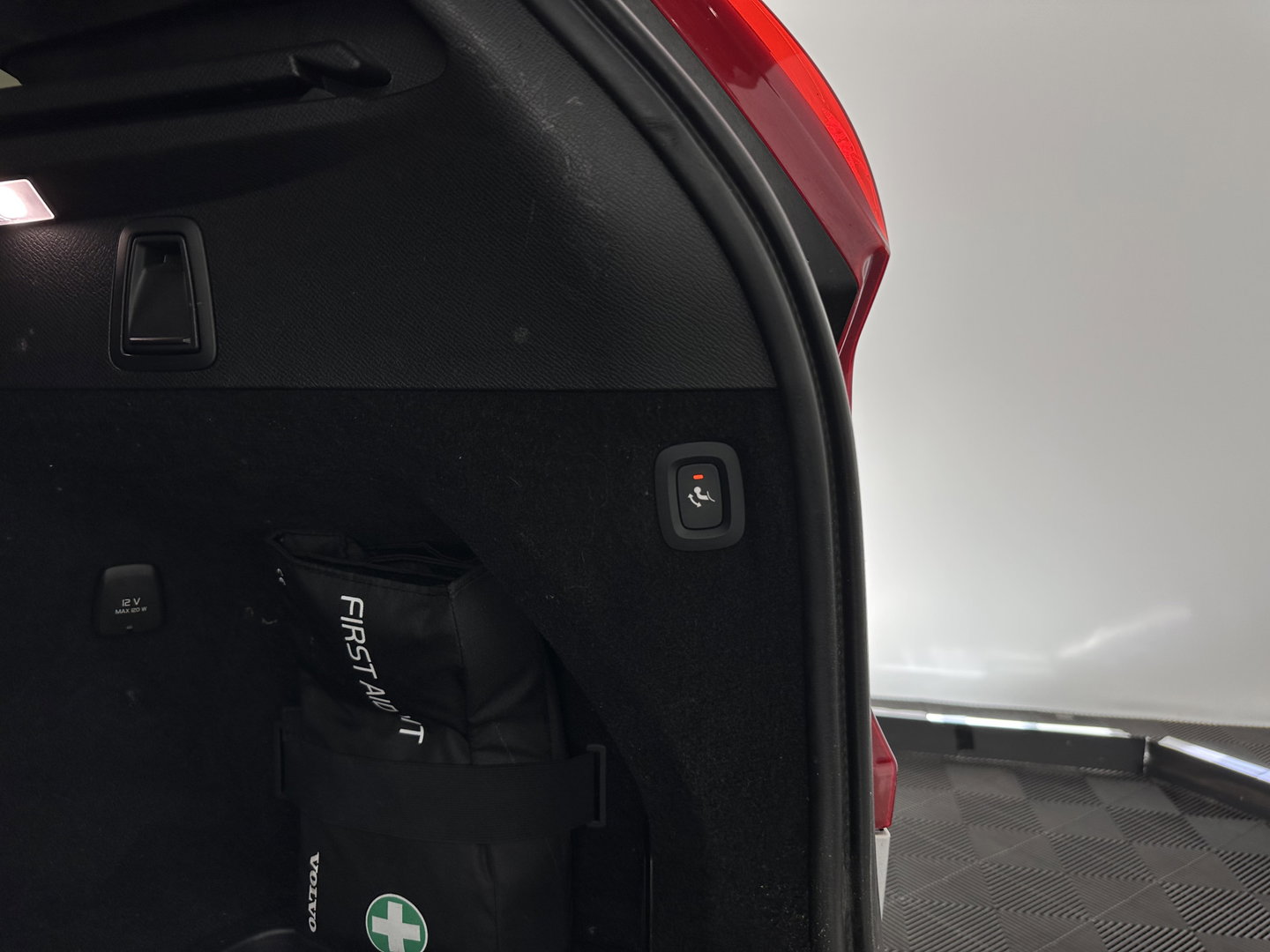 Volvo XC90 2.0 B5 AWD Inscription Intro Edition R-Design [ 7-Pers. ] Aut. *PANO | LEATHER-ALCANTARA | FULL-LED | MEMORY-PACK | BOWERS&WILKINS | BLINDSPOT | KEYLESS | DIGI-COCKPIT | NAVI-FULLMAP | PRIVACY-GLASS | HEATED-SPORTSEATS | 20''ALU | TOWBAR*