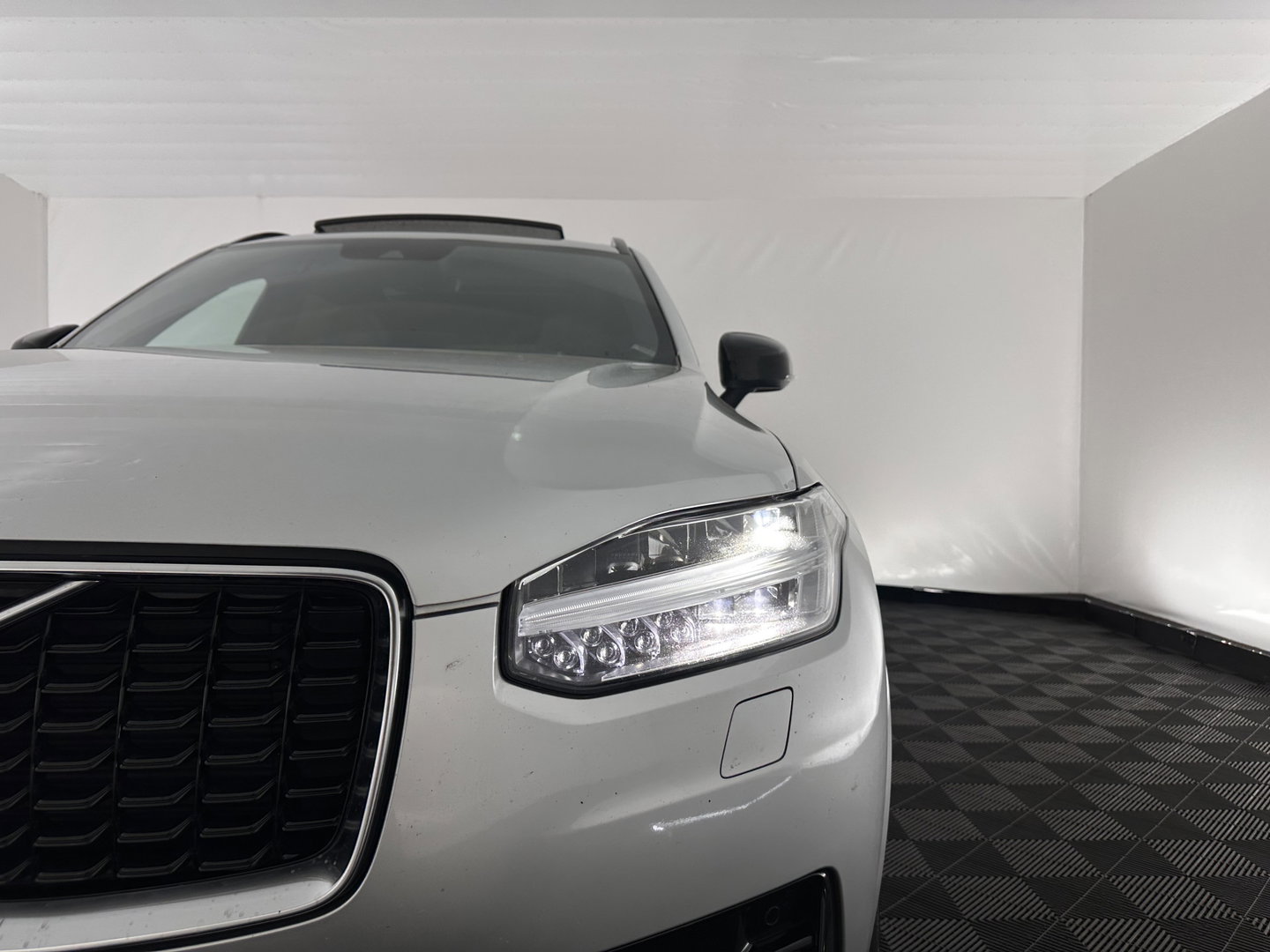 Volvo XC90 2.0 B5 AWD Inscription Intro Edition R-Design [ 7-Pers. ] Aut. *PANO | LEATHER-ALCANTARA | FULL-LED | MEMORY-PACK | BOWERS&WILKINS | BLINDSPOT | KEYLESS | DIGI-COCKPIT | NAVI-FULLMAP | PRIVACY-GLASS | HEATED-SPORTSEATS | 20''ALU | TOWBAR*