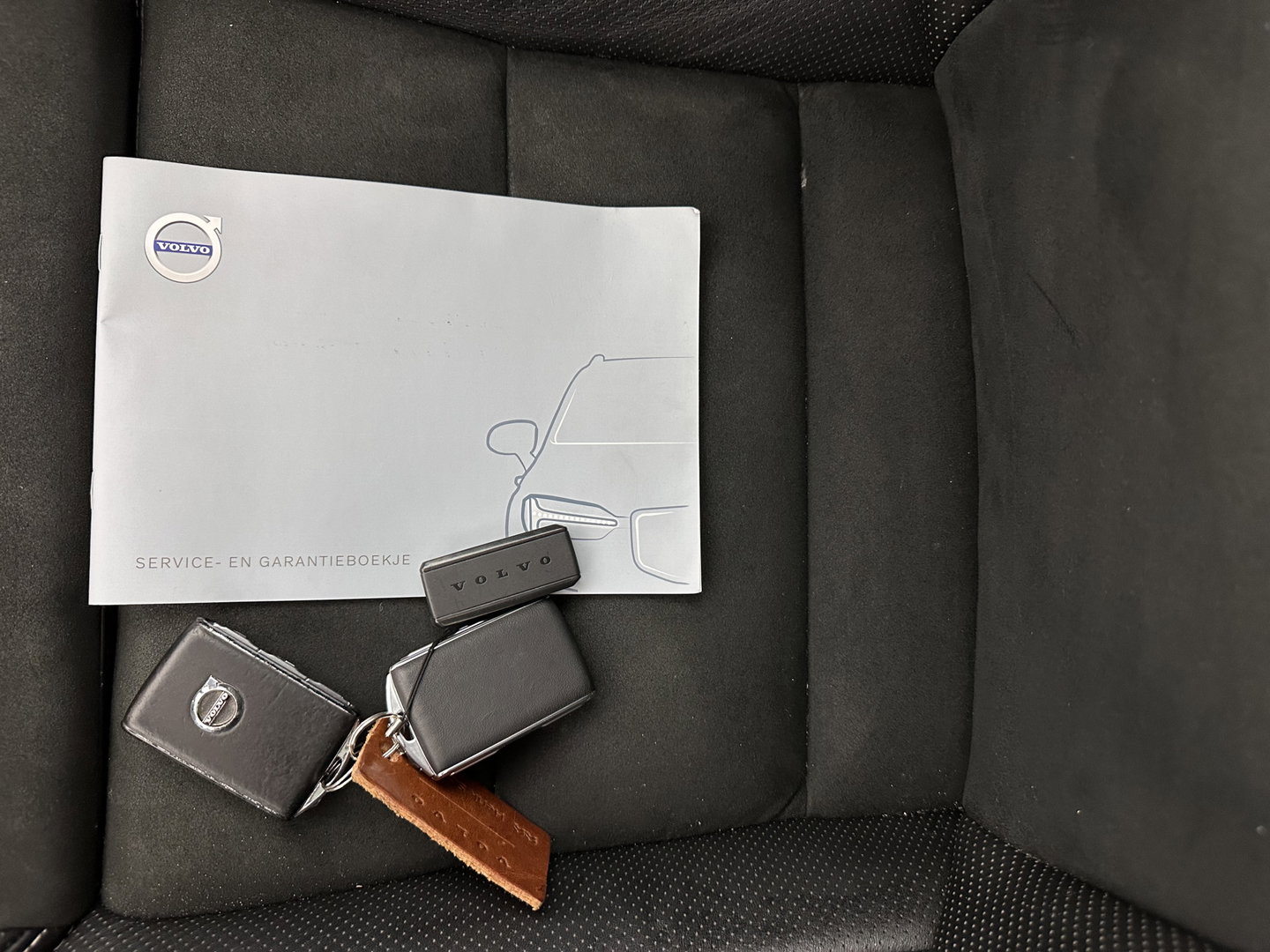 Volvo XC90 2.0 B5 AWD Inscription Intro Edition R-Design [ 7-Pers. ] Aut. *PANO | LEATHER-ALCANTARA | FULL-LED | MEMORY-PACK | BOWERS&WILKINS | BLINDSPOT | KEYLESS | DIGI-COCKPIT | NAVI-FULLMAP | PRIVACY-GLASS | HEATED-SPORTSEATS | 20''ALU | TOWBAR*