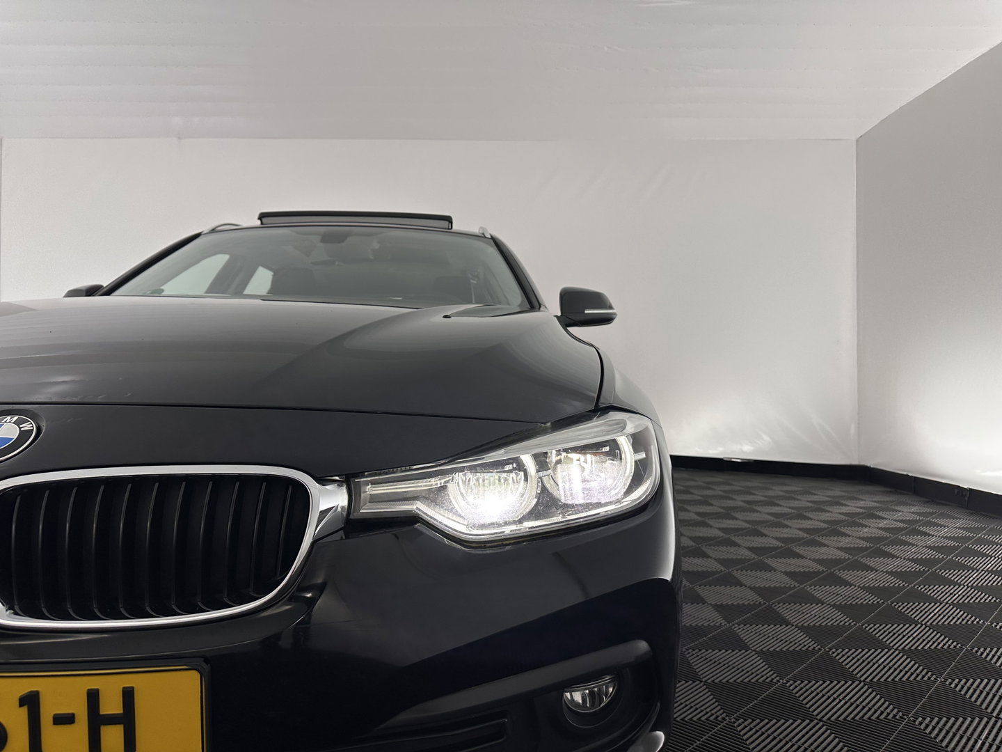 BMW 3 Serie Touring 320d EDE Corporate Lease Essential Aut. *PANO | FULL-LEATHER | FULL-LED | NAVI-FULLMAP | HEATED-COMFORTSEATS | HIFI-SOUND | ECC | PDC | CRUISE | 16''ALU*